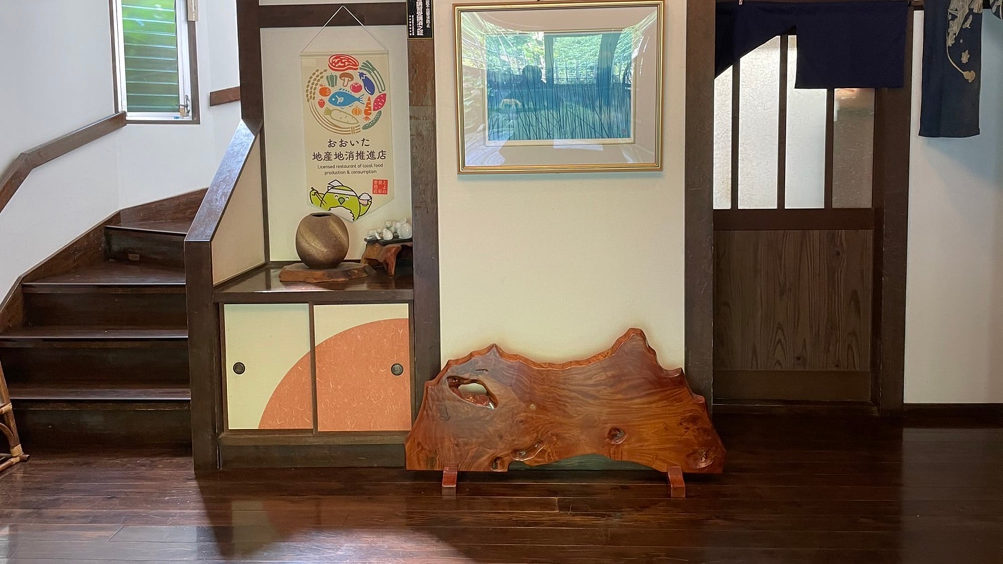 [前台] 建筑内部有着温暖的木质感觉。