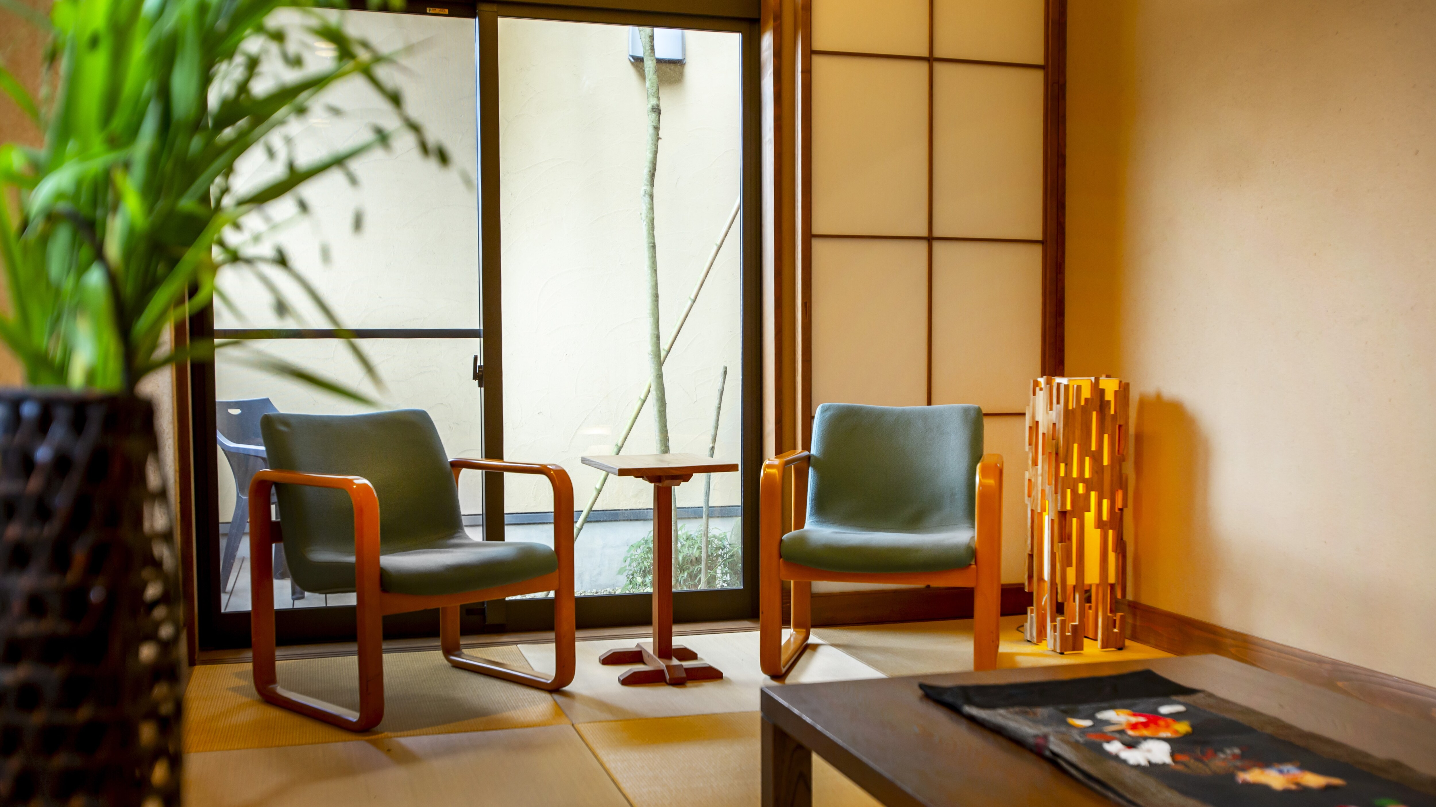 [New Wing - Akizuki] This Japanese-style room is themed around autumn, with the soft light filtering in through the small moon-shaped window and shoji screens, blocking out the outside world.