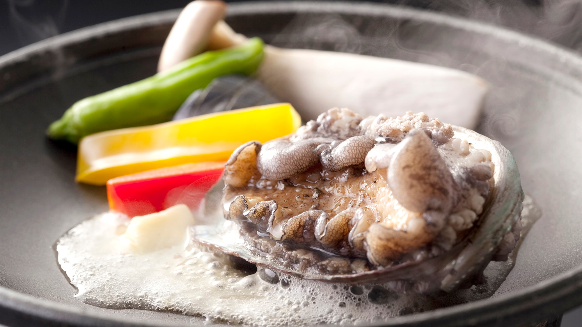 ・[Food image] Soft and delicious grilled abalone with the aroma of the seashore