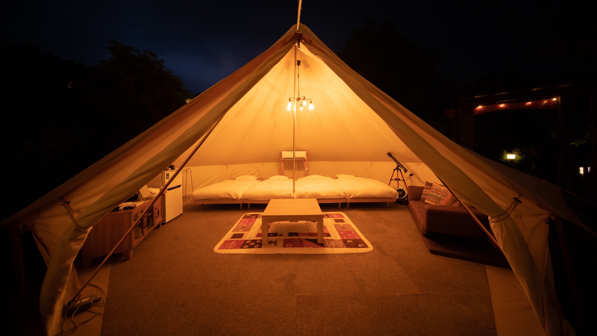 [Luna] Up to 4 people can stay here. Enjoy glamping in a spacious tent that's similar to camping.
