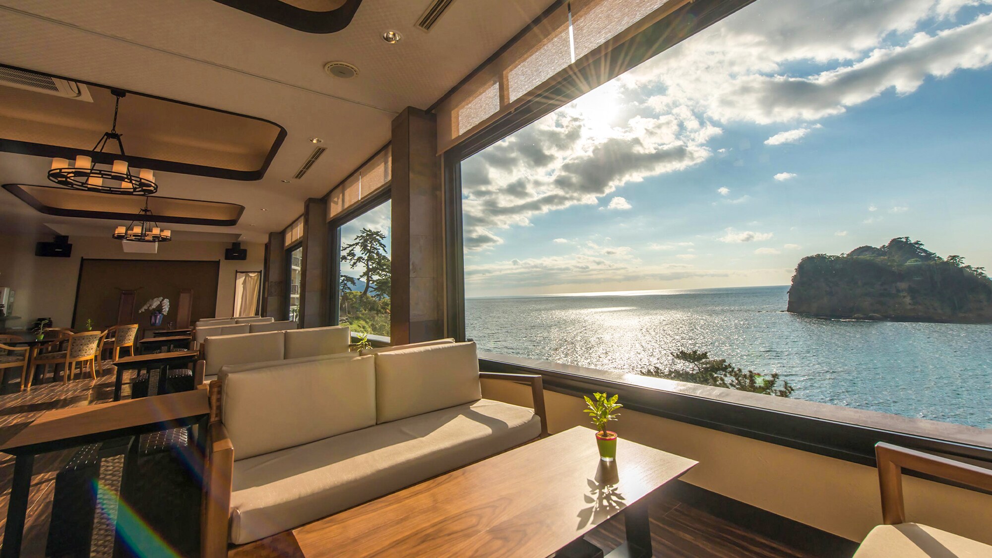 ■The first thing that surprises our guests after checking in is the view from the lobby. *Free Wi-Fi in the lobby