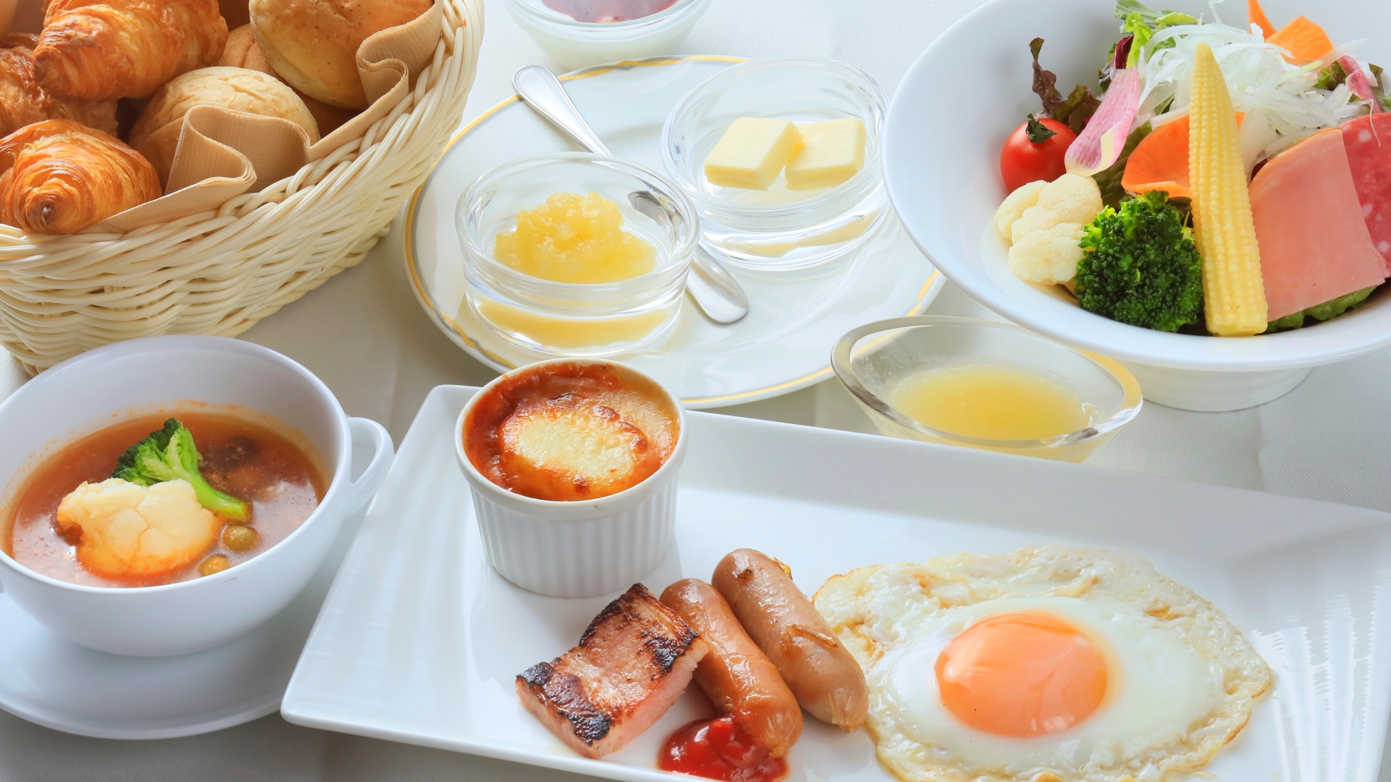 Bữa sáng bao gồm món chính là salad, với nhiều loại rau trồng tại địa phương, trứng địa phương và hương vị đặc trưng của Tateshina. Mứt táo cũng được khuyến khích!