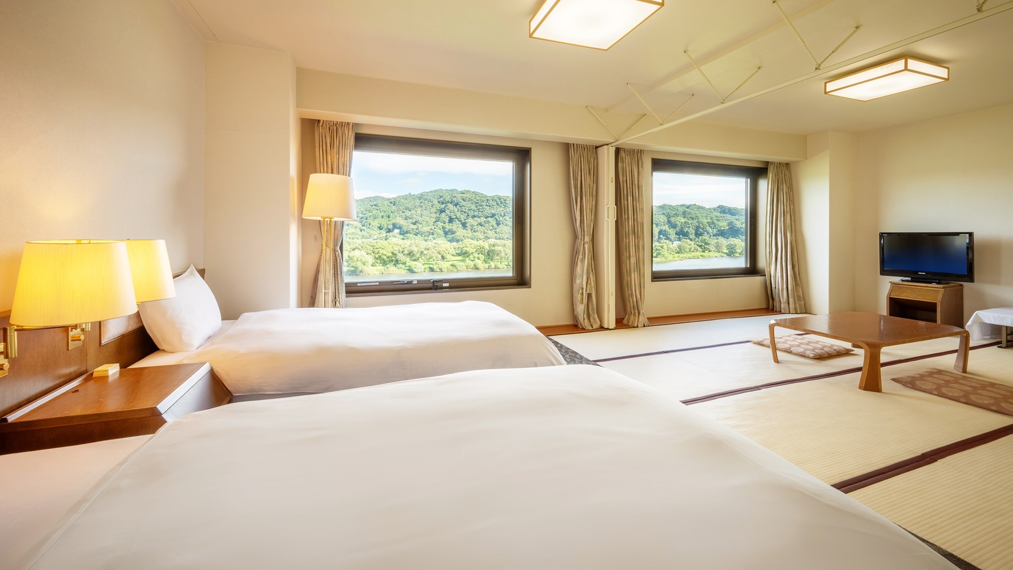 The Japanese-Western room is equipped with two 100cm wide beds and futons and can accommodate 1 to 5 people.