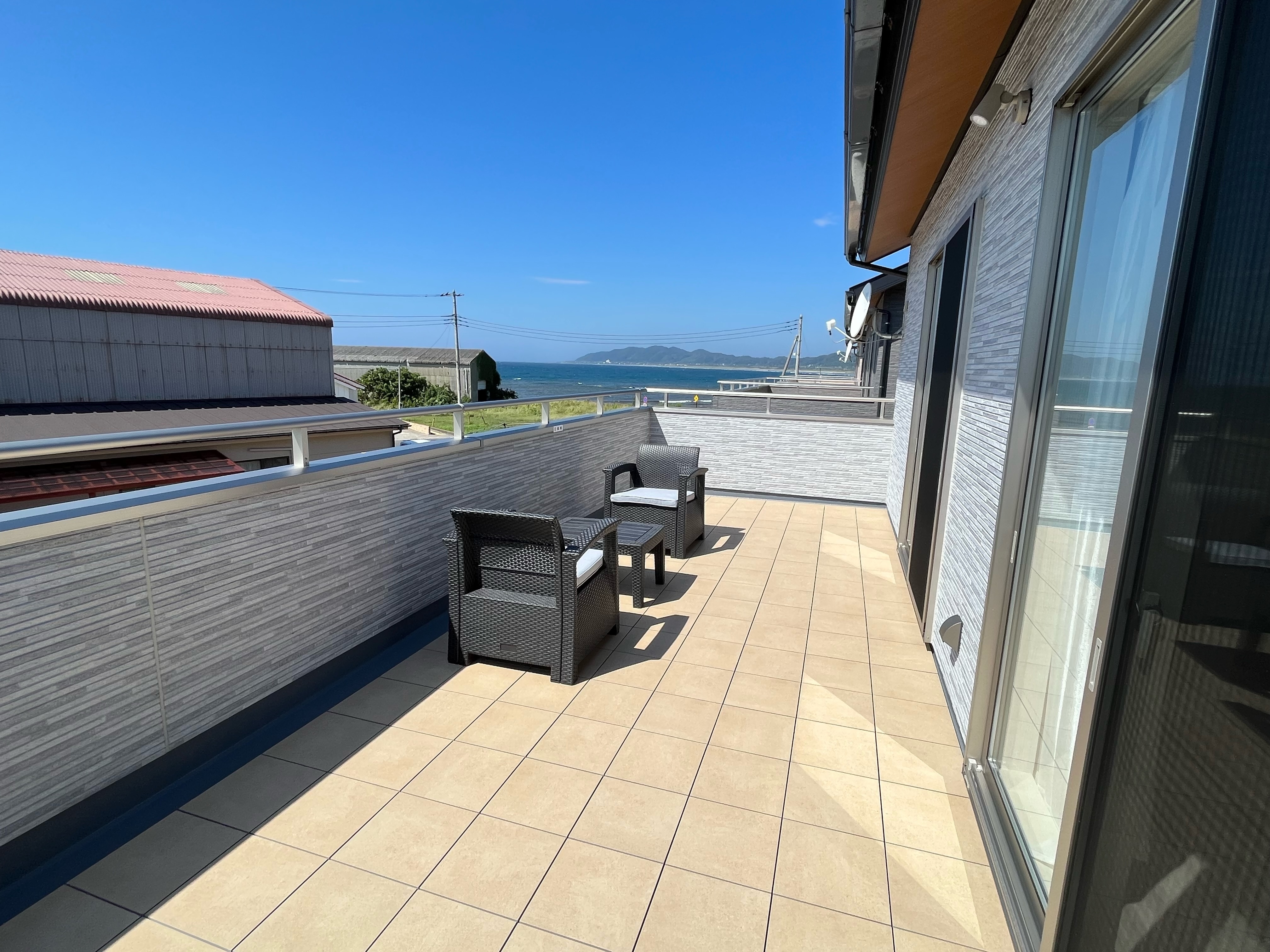 Building C: Spacious balcony