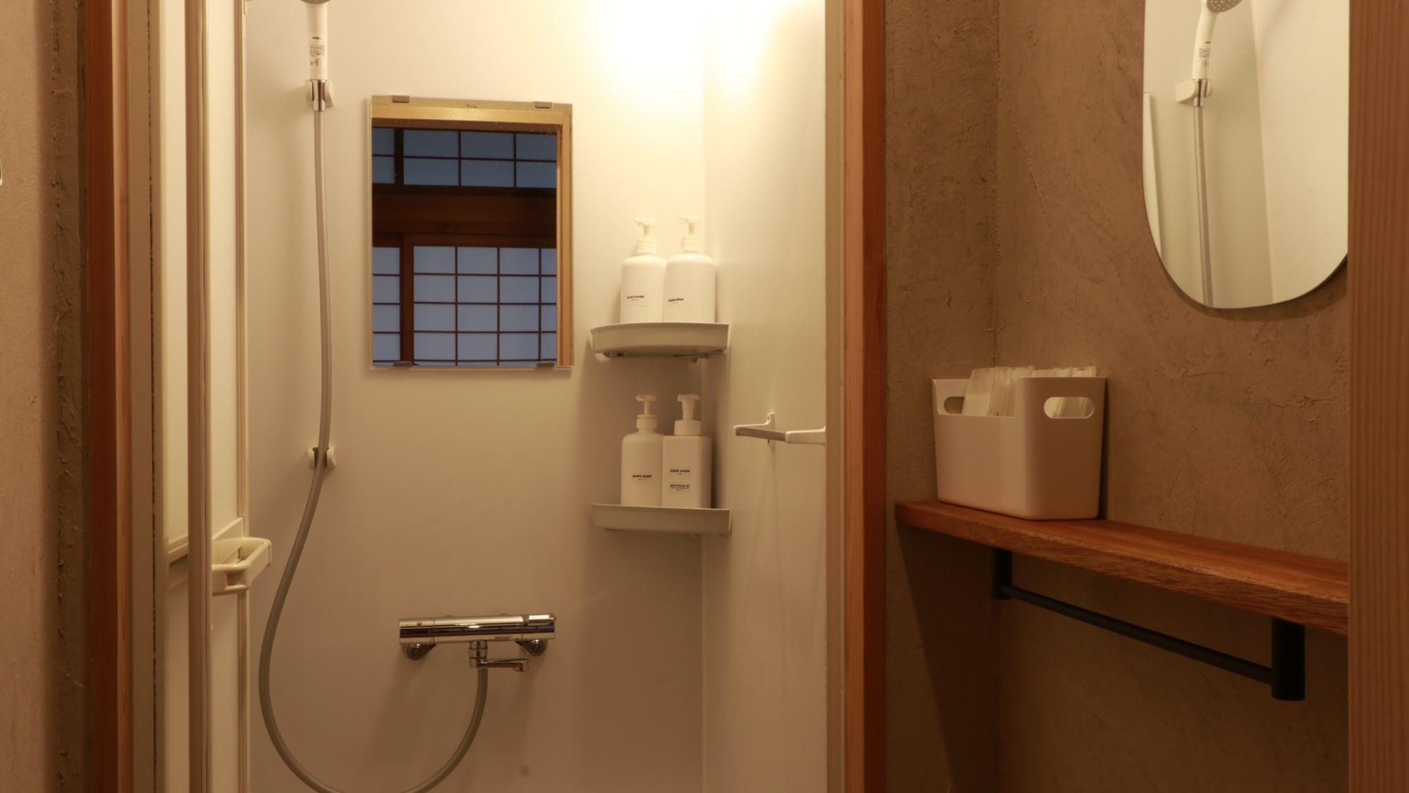 [Shared shower room] There are two shower rooms, and guests staying at the hotel are asked to take turns using them.