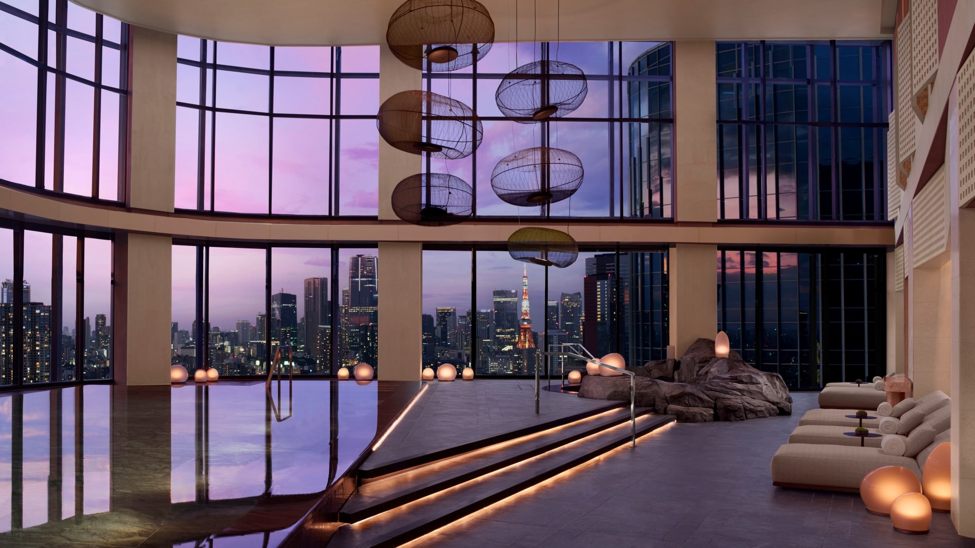 【실내 수영장】 하늘에 떠있는 것 같은 파노라마 뷰 풀은 다카나와의 거리 풍경, 도쿄 타워를 바라볼 수 있습니다.