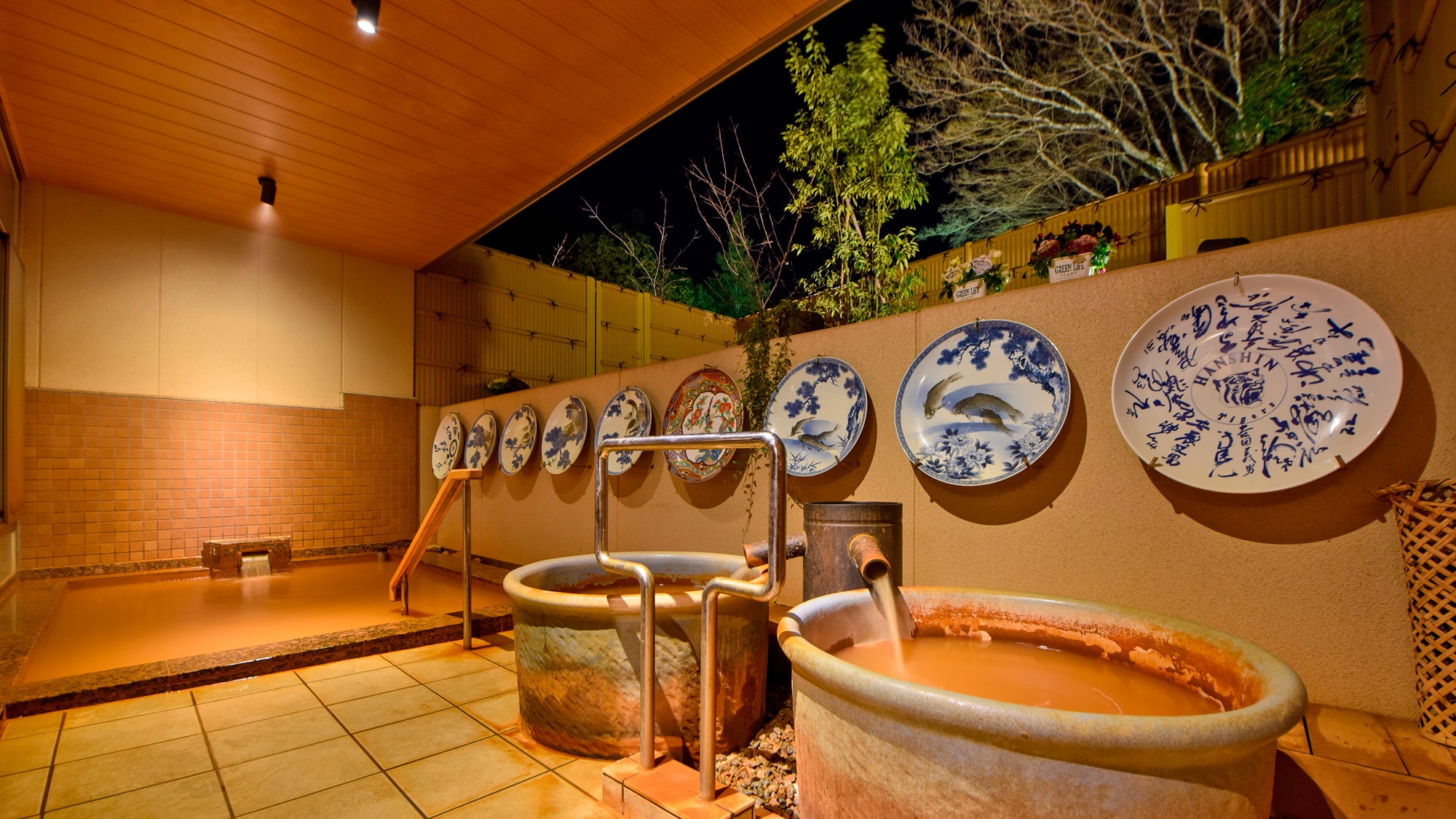 [Large communal bath B, Kinsen open-air bath] Arima's specialty, Kinsen open-air bath