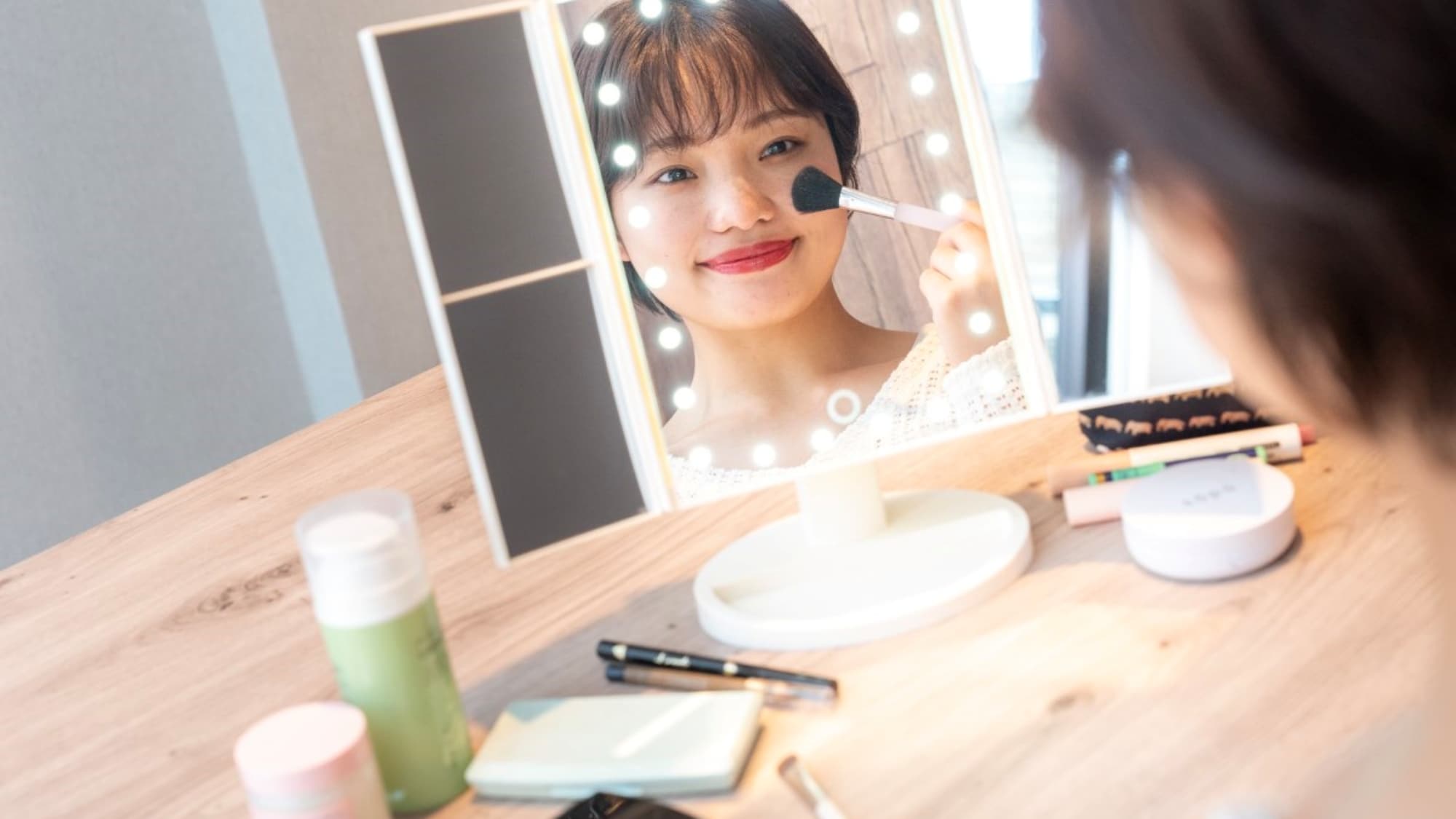 用這面有燈的三面鏡，感覺自己像個女演員♪