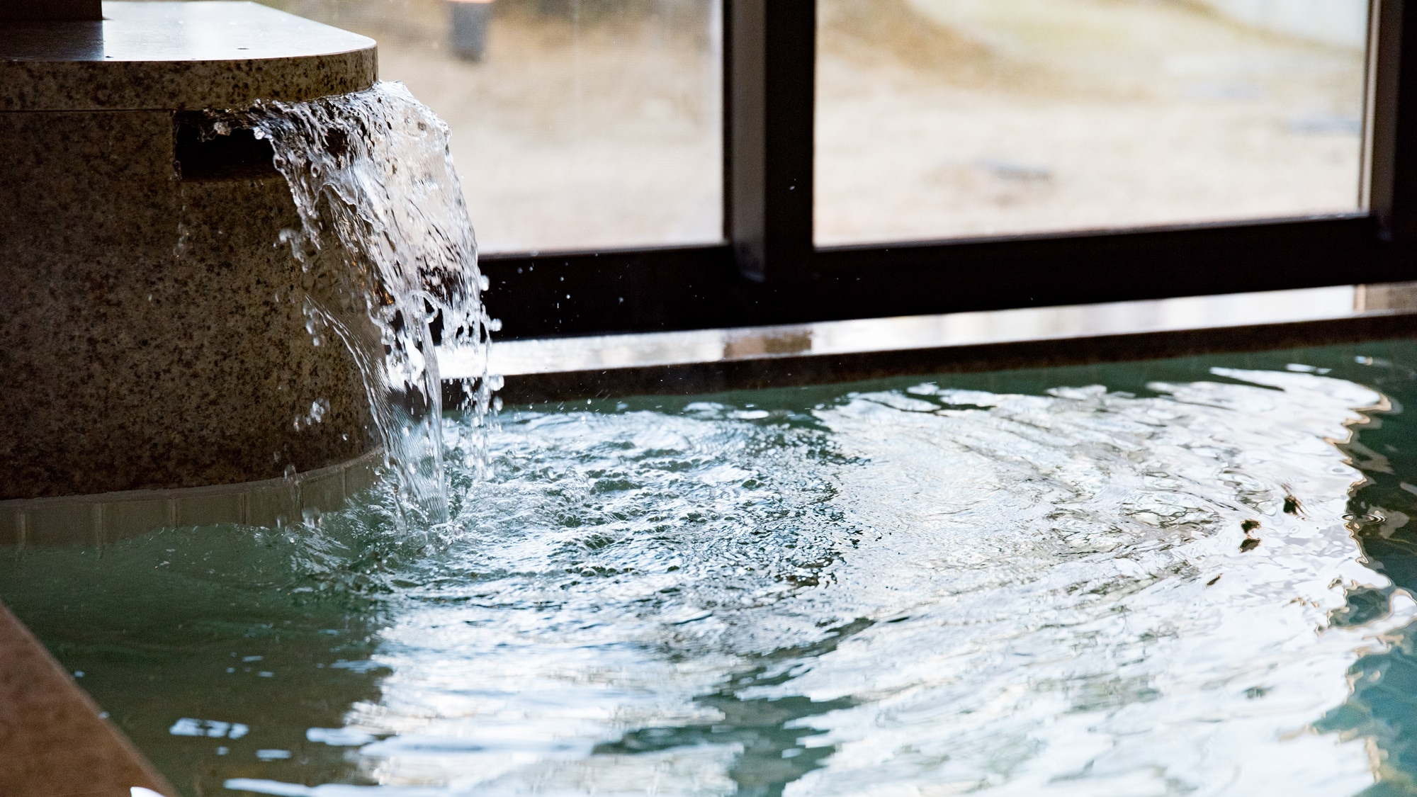 *[Large public bath/for men only] Please relax by soaking up to your shoulders.