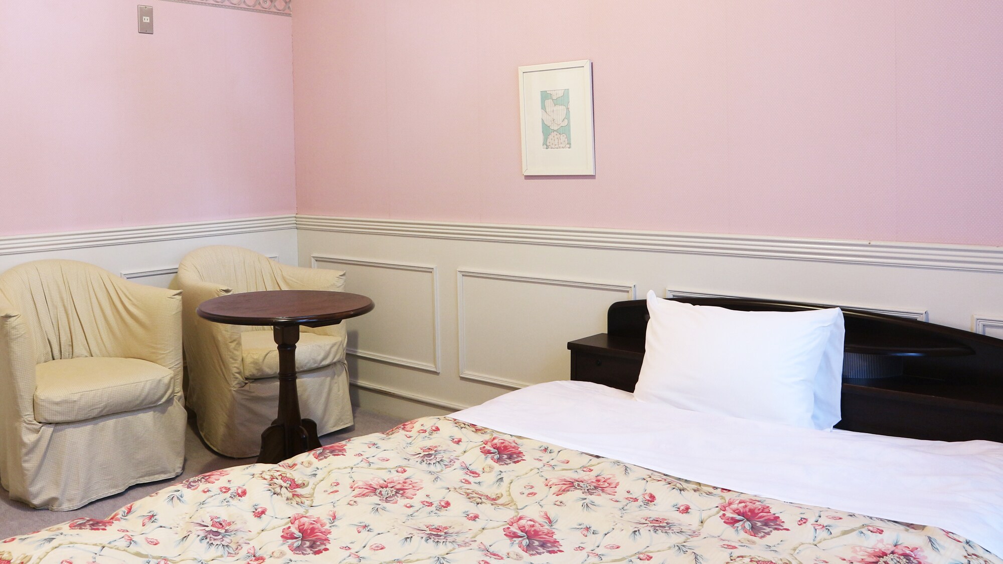 *[Contoh kamar ganda bergaya Barat] Skema warna lembut dan tempat tidur mawar menciptakan masa inap yang menenangkan