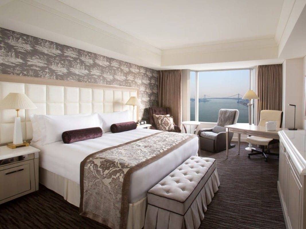 Executive Superior Bay View Double (18th and 19th floors) 1