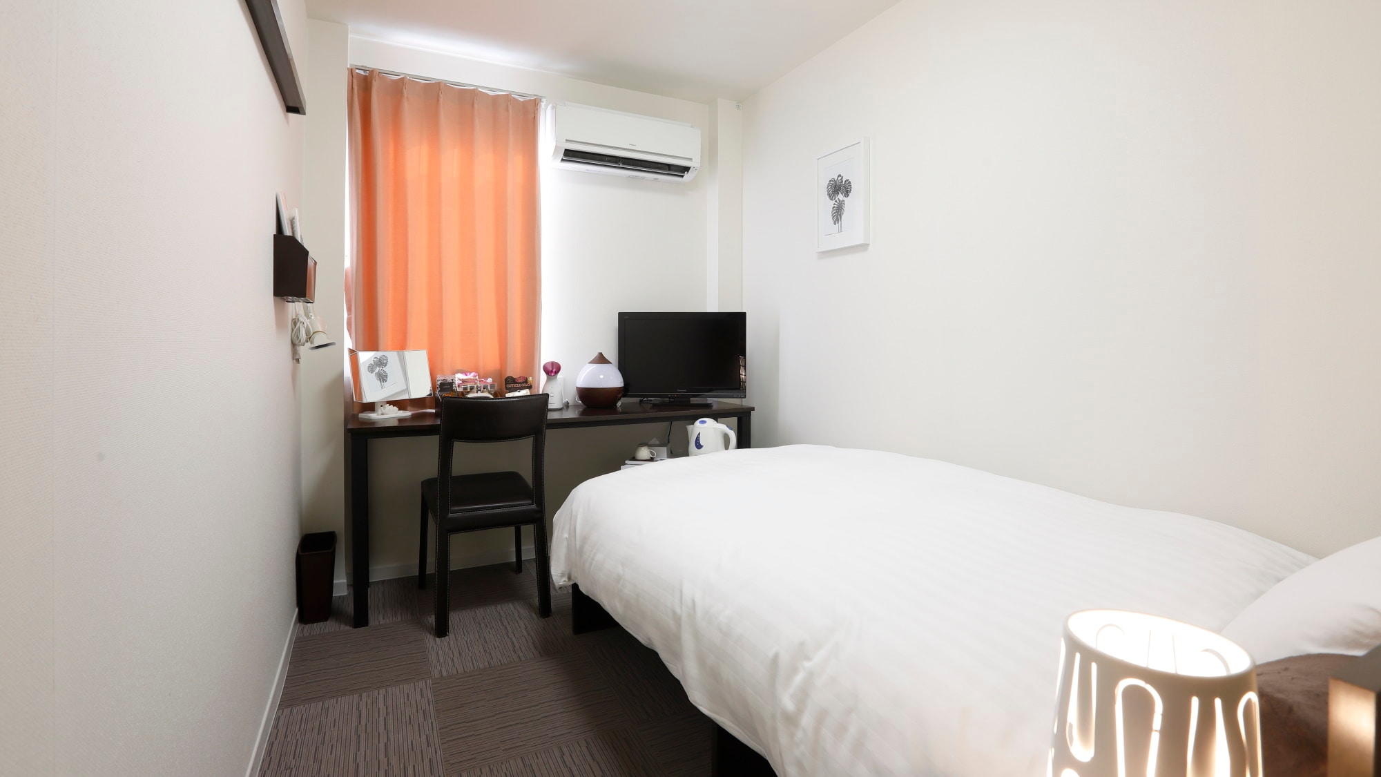 Ladies room 11.8 sqm, bed width 110 cm, individual air conditioning, Wi-Fi