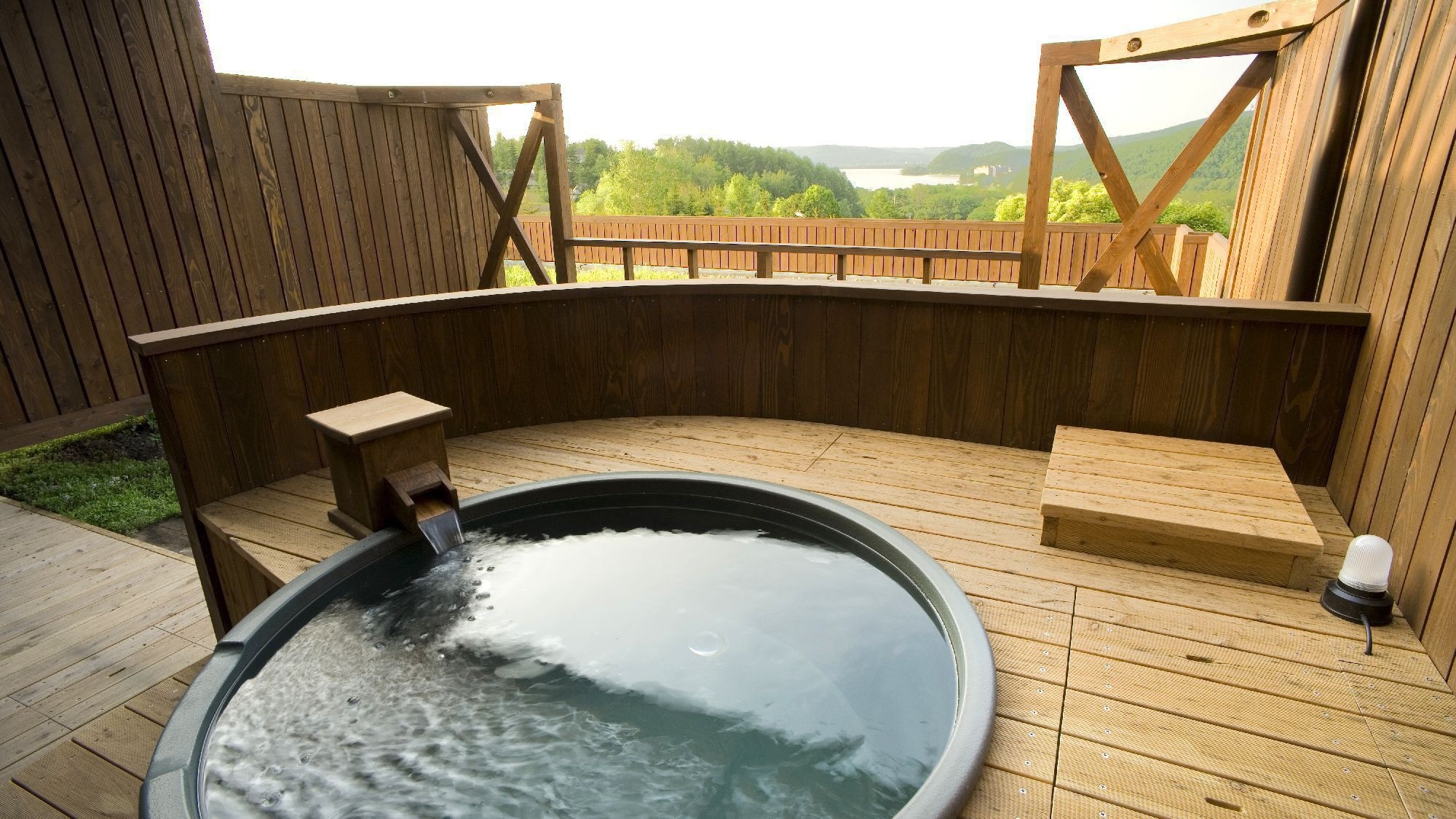 ◆ [带露天浴池] 日西式客房/带私人花园的客房露天浴池充满温泉水。