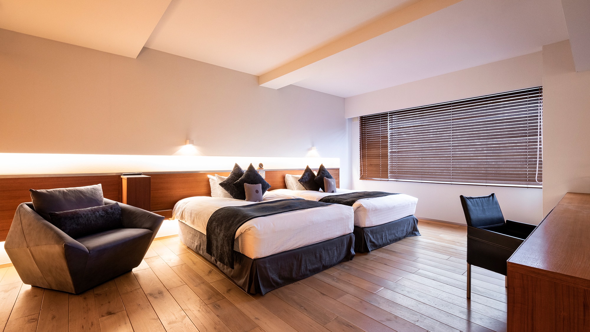 [Suite] The large living space is great for a staycation. Finding your favorite spot is also fun.