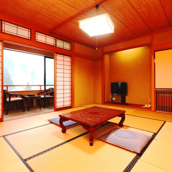 [Guest Room] New building, 10 tatami mats. Stretch your legs and relax after a bath.