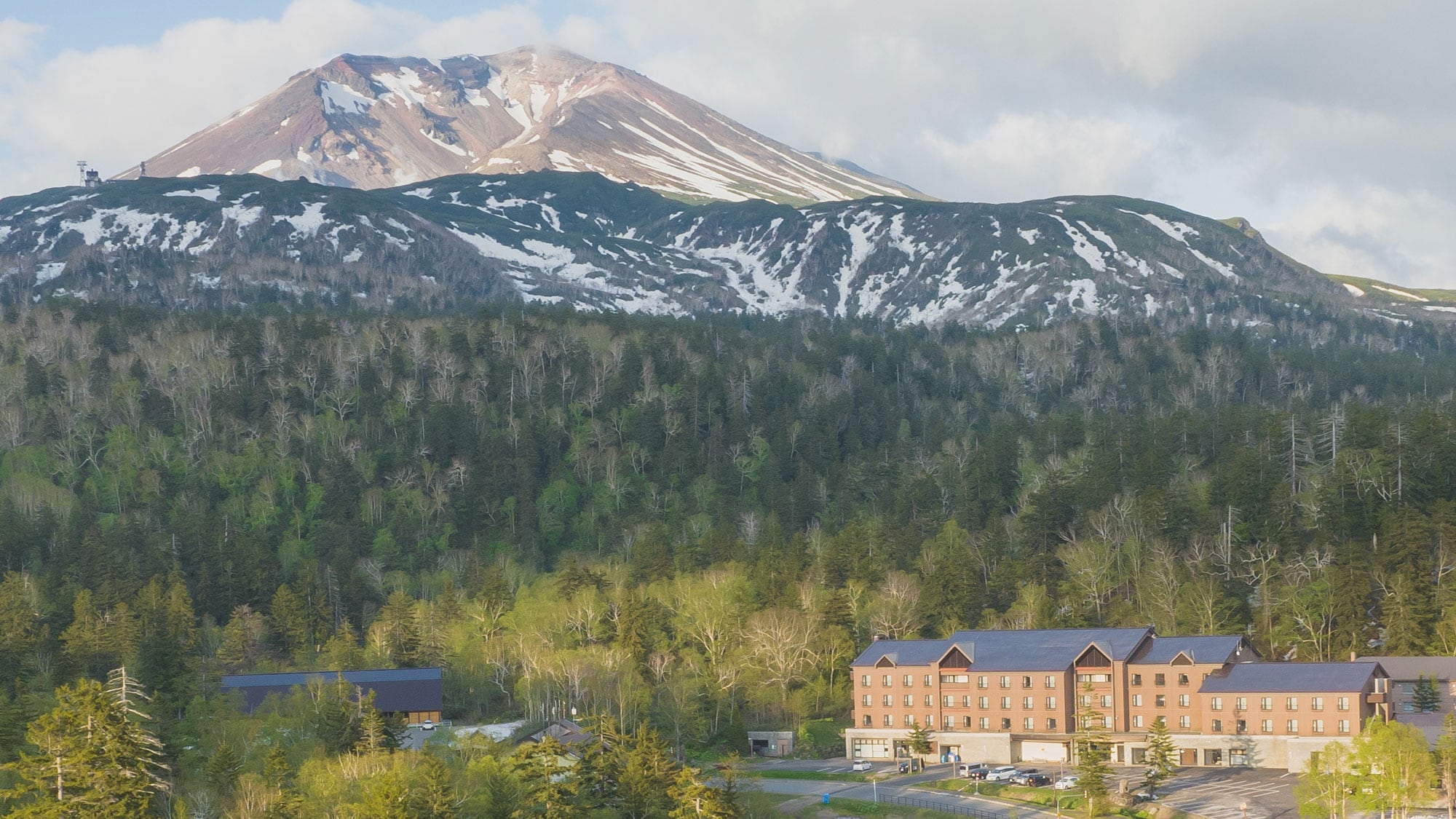 Hotel Bearmonte at an altitude of 1,100m, surrounded by the mountain bosom of Mt. Asahidake, the highest peak in Hokkaido.