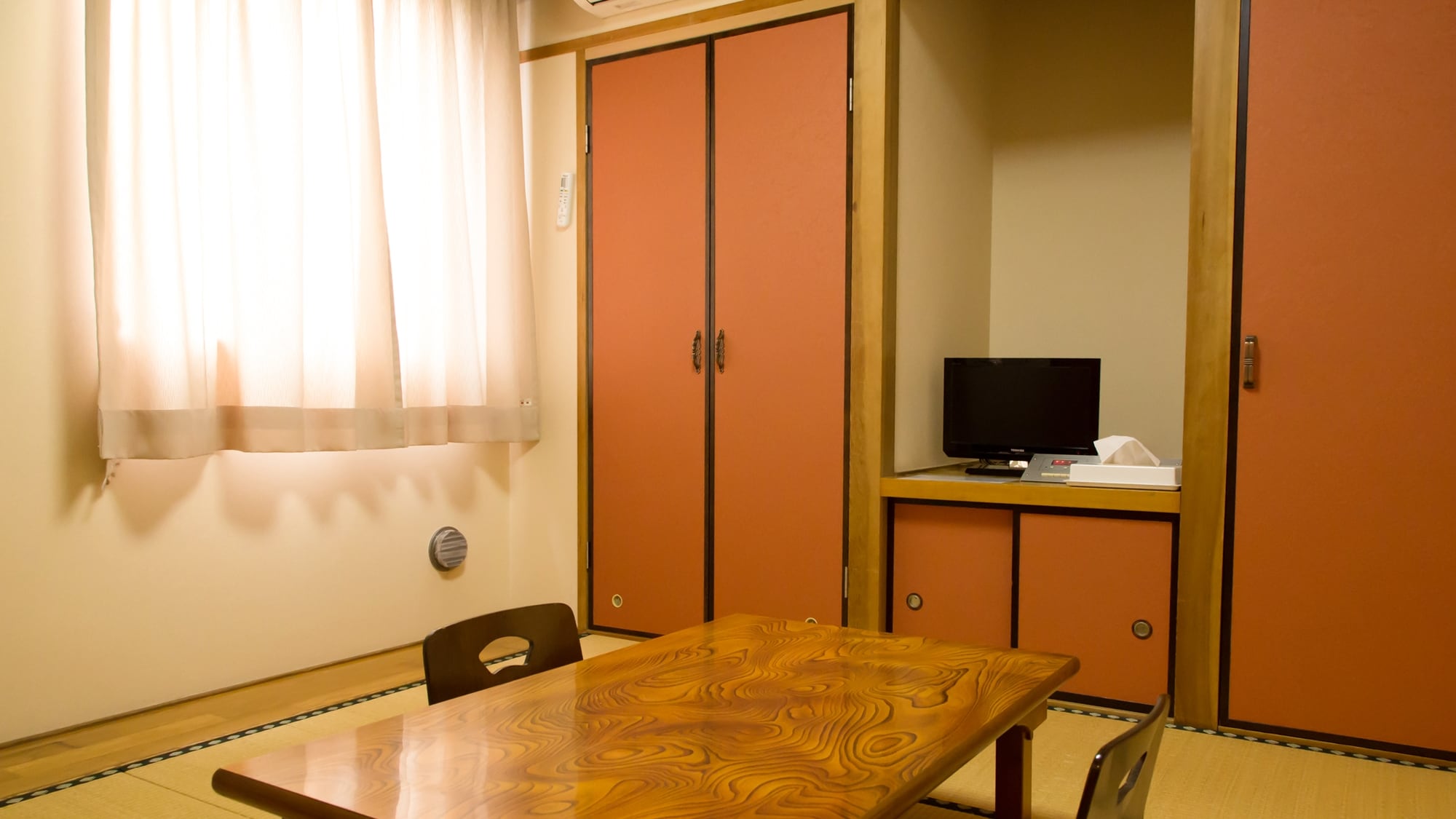 *[Room] Japanese-style room with 6 tatami mats. Please relax in the tatami room and enjoy your time without any worries.