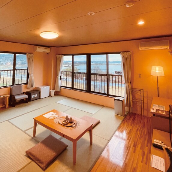North: A Japanese-style room with a 10-tatami corner where you can see the morning sun