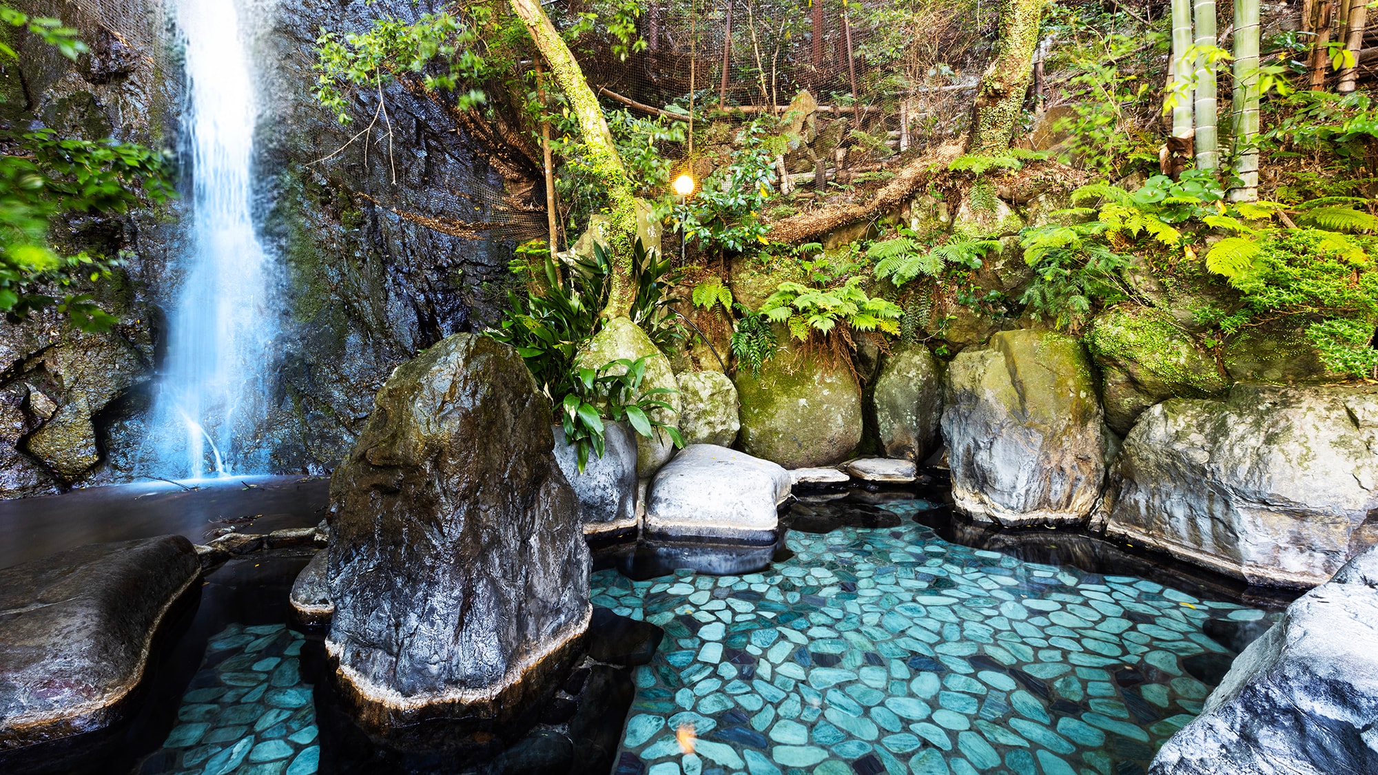 [Senkyo Open-Air Bath] It's not an open-air bath, but an "open-air bath." Its secret lies in the unparalleled sense of closeness to nature and freedom.