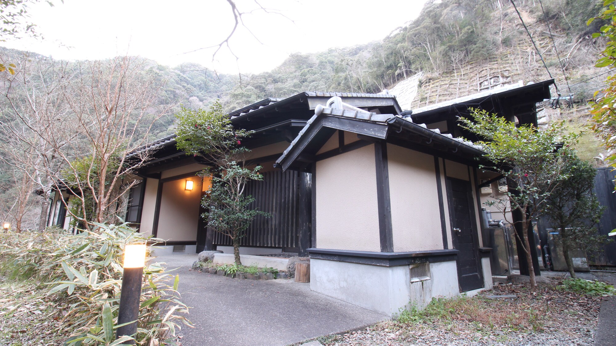 [Exterior] A simple structure that is not overly decorated. Enjoy a slightly luxurious stay in a room with an open-air bath.