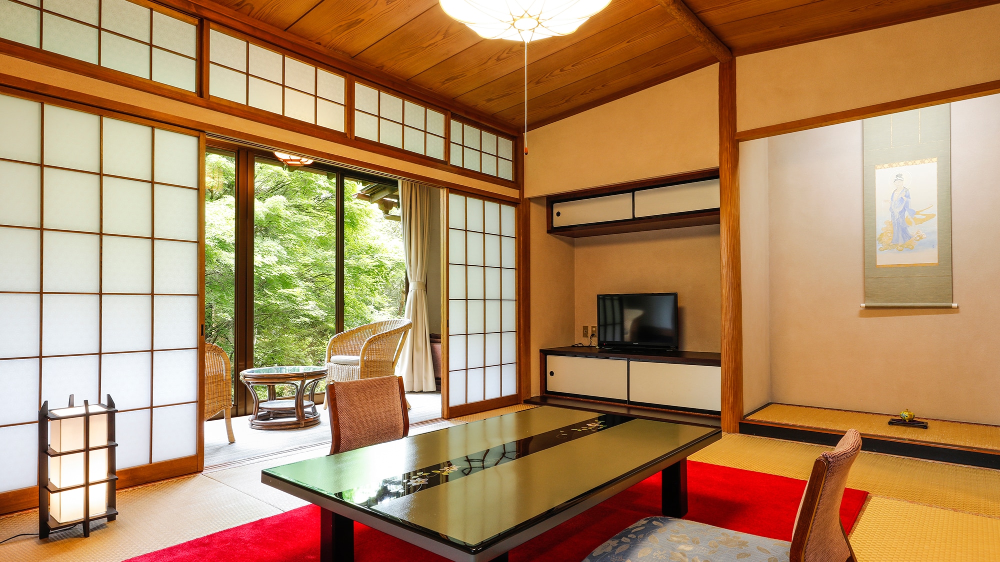 [Japanese-style room with 10 tatami mats] Guest room example: A relaxing Japanese-style room.