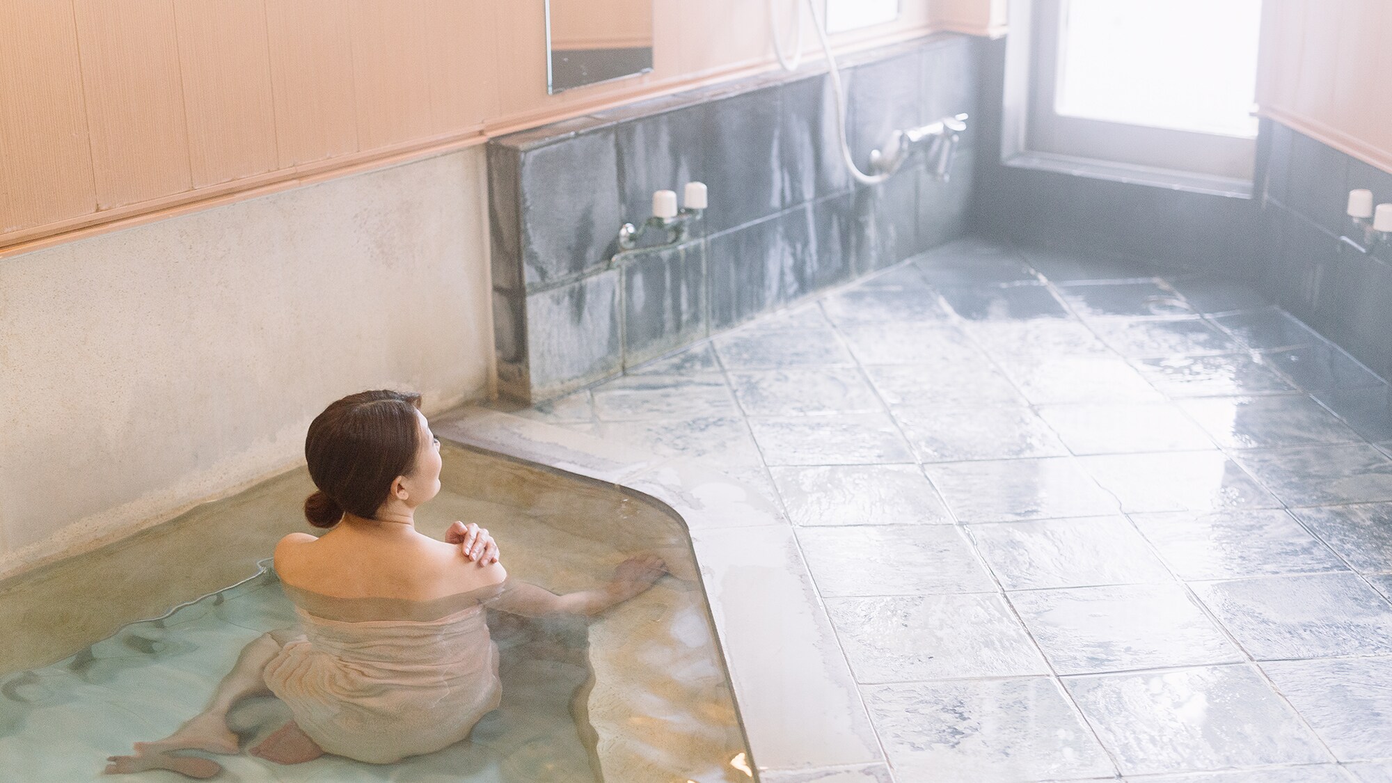 ・As the name suggests, this is a soft, skin-beautifying bath that feels like you're wrapped in "silk." It's really thick and creamy!