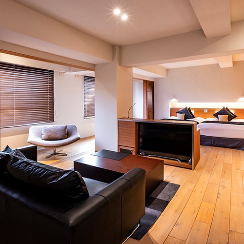 [Suite] There is also space by the window, so you can relax and enjoy the view outside.