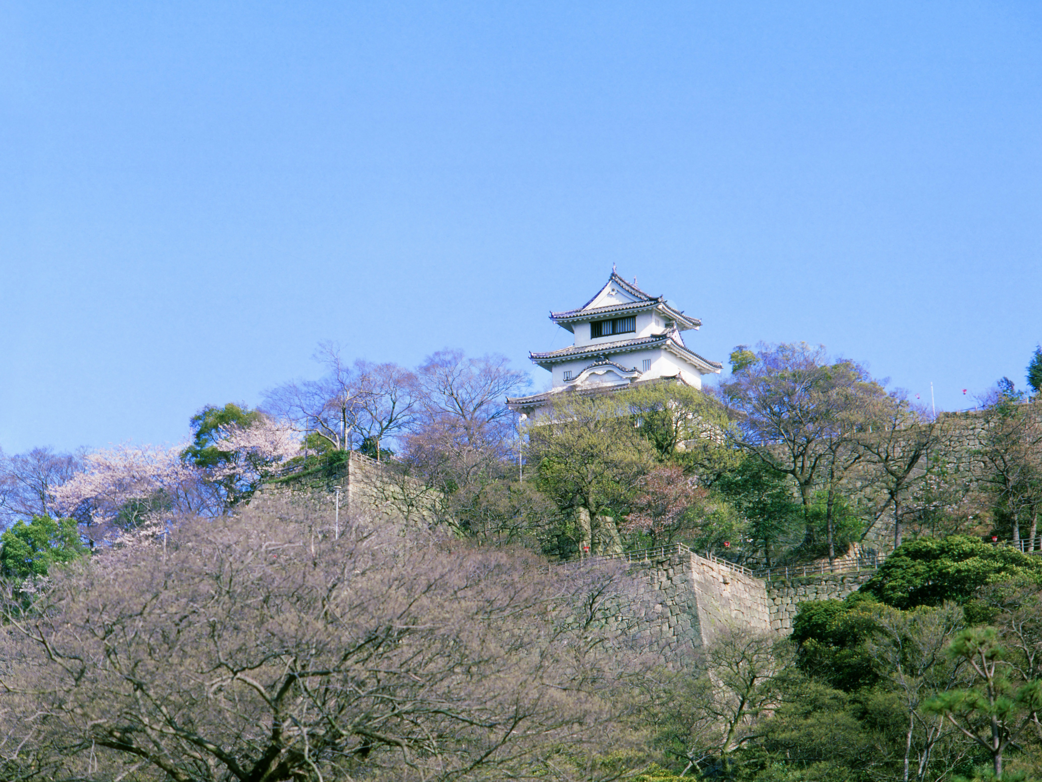 Approximately 12 minutes by car to Marugame Castle