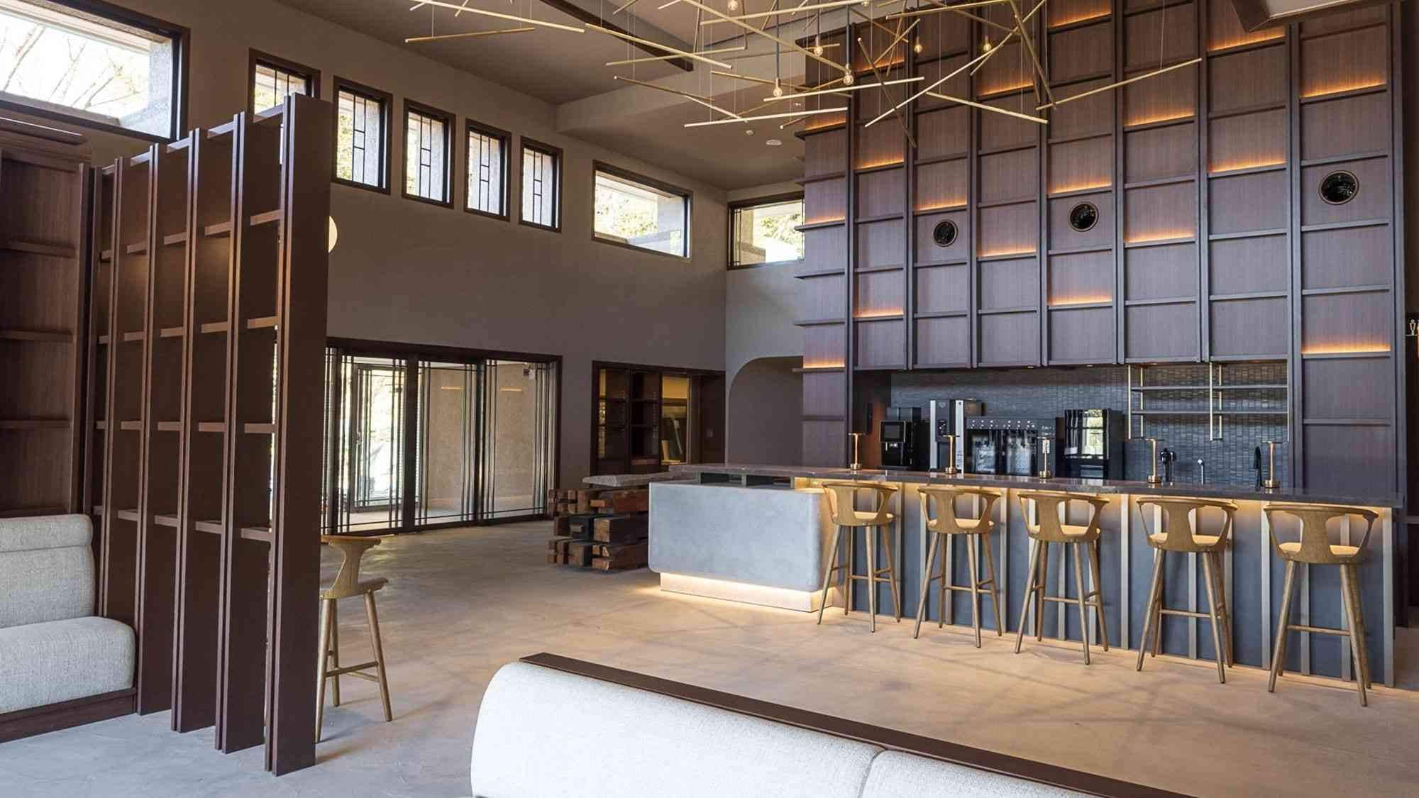 Alcoholic drinks are available at the Lobby Lounge.