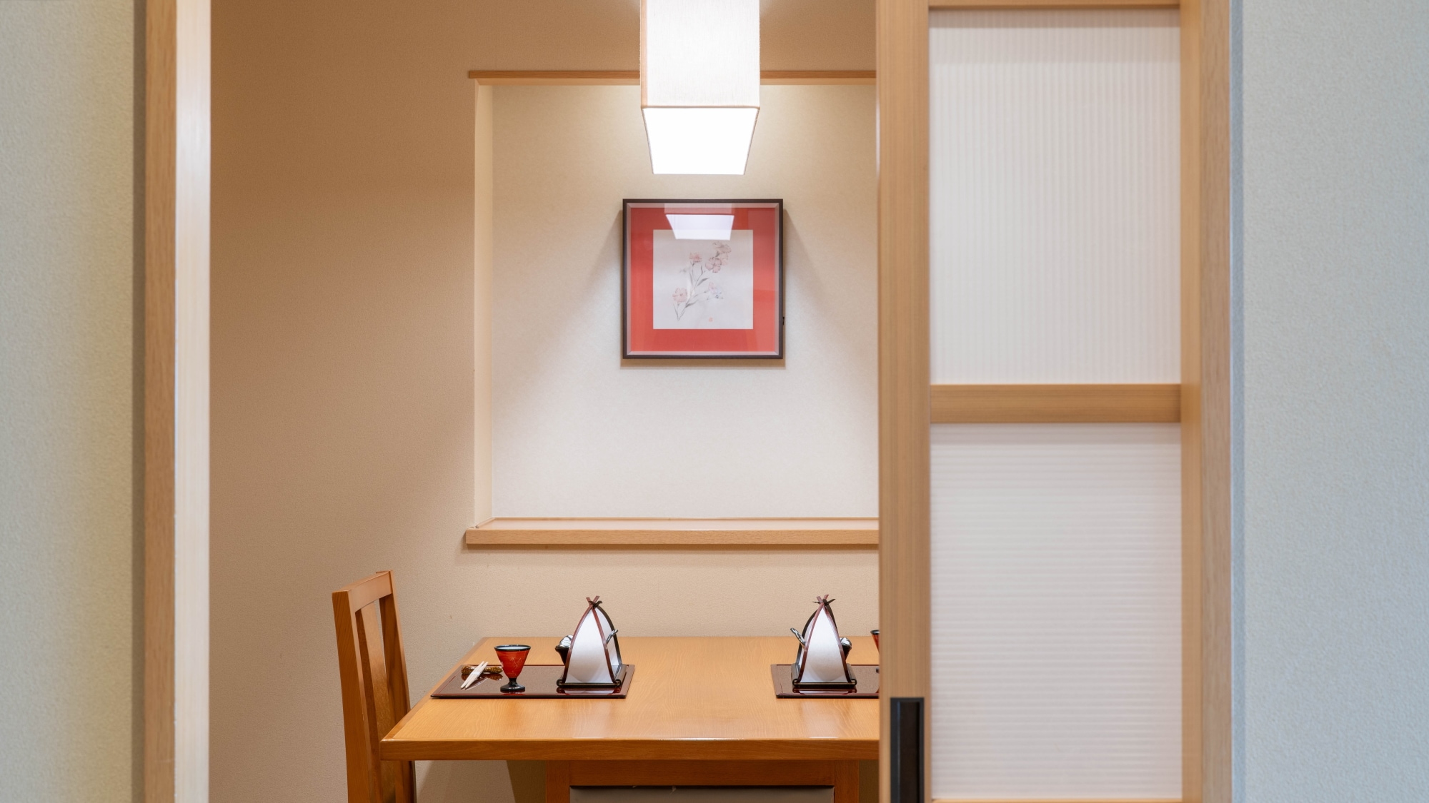 [Restoran Ruang Pribadi "Izumi"] Nikmati hidangan Anda di restoran ruang pribadi yang sepenuhnya dilengkapi tempat duduk kursi dan meja.