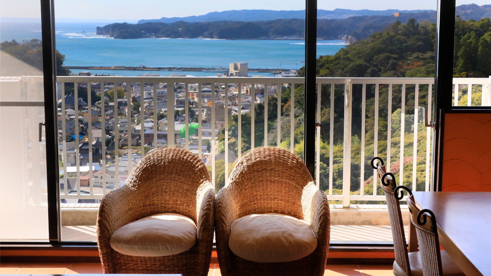 全室オーシャンビュー確約！窓外には勝浦の街と太平洋を一望　※写真はスーペリアルーム一例
