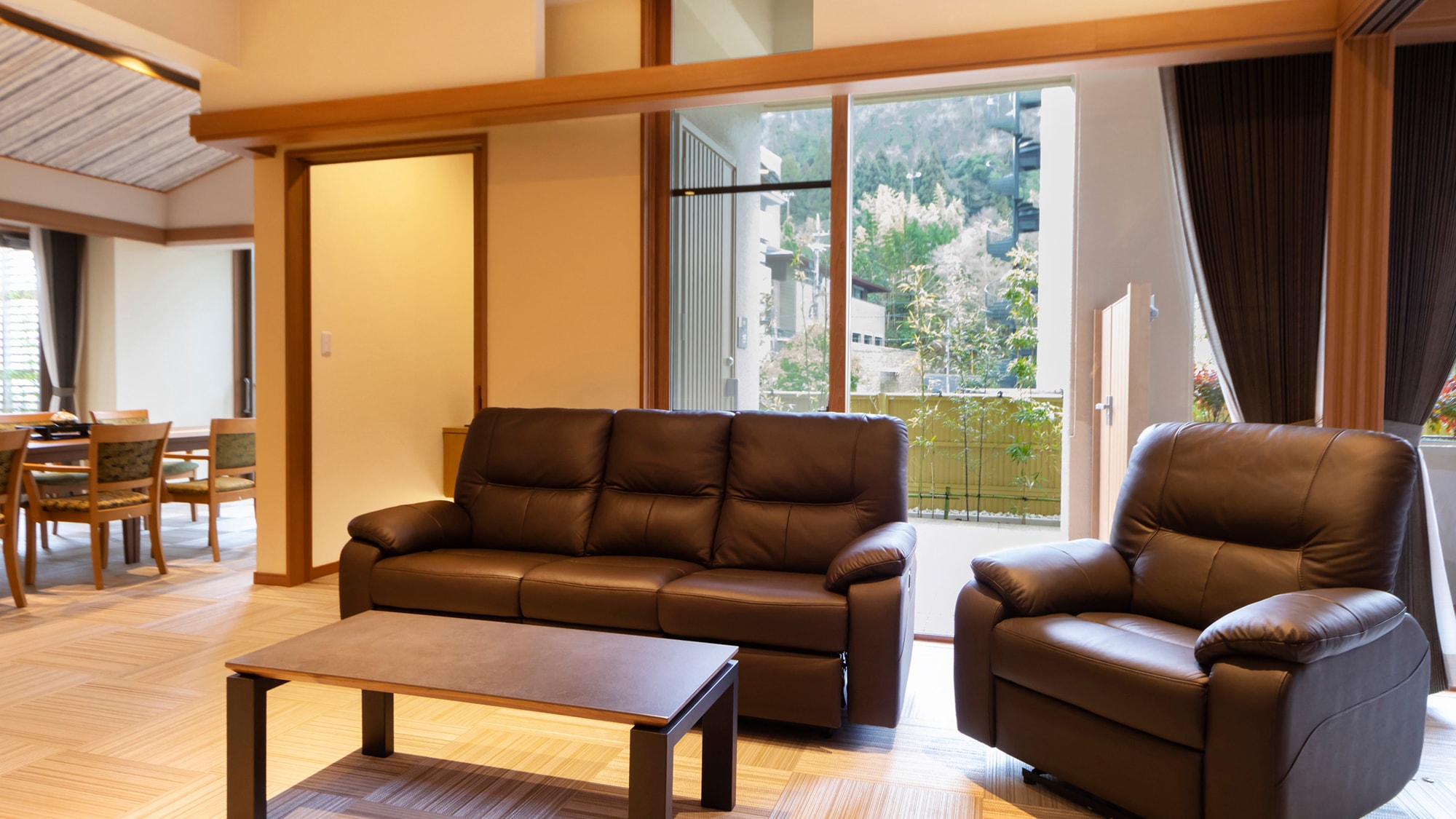 [Annex 1F reserved special room "Taiko" 140 square meters] Sofa space. It becomes a sofa that can automatically adjust the angle of the backrest