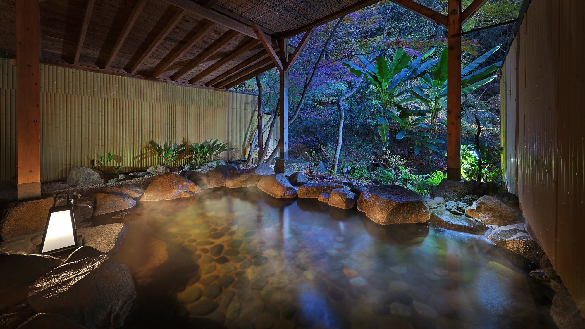 Evening view of the women's bath (open-air bath) at Senju no Yu
