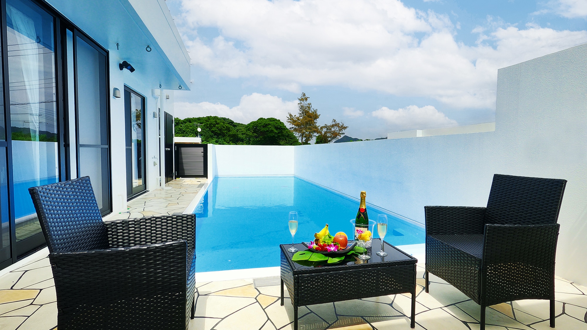 [Deluxe] The poolside is spacious, so you can enjoy sunbathing.