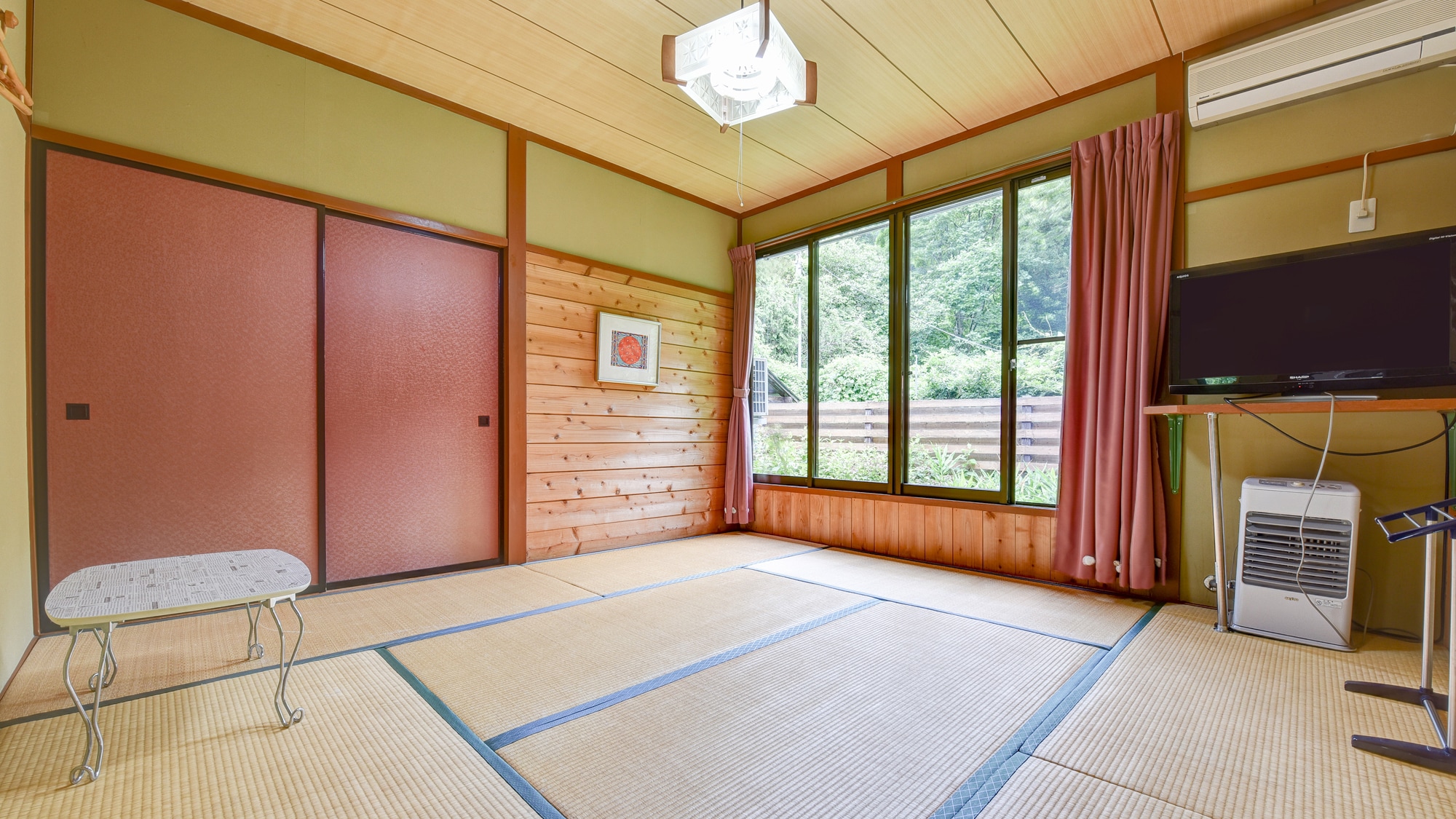 *[Non-smoking Japanese-style room with 8 tatami mats] A room large enough for even one person to stay comfortably.