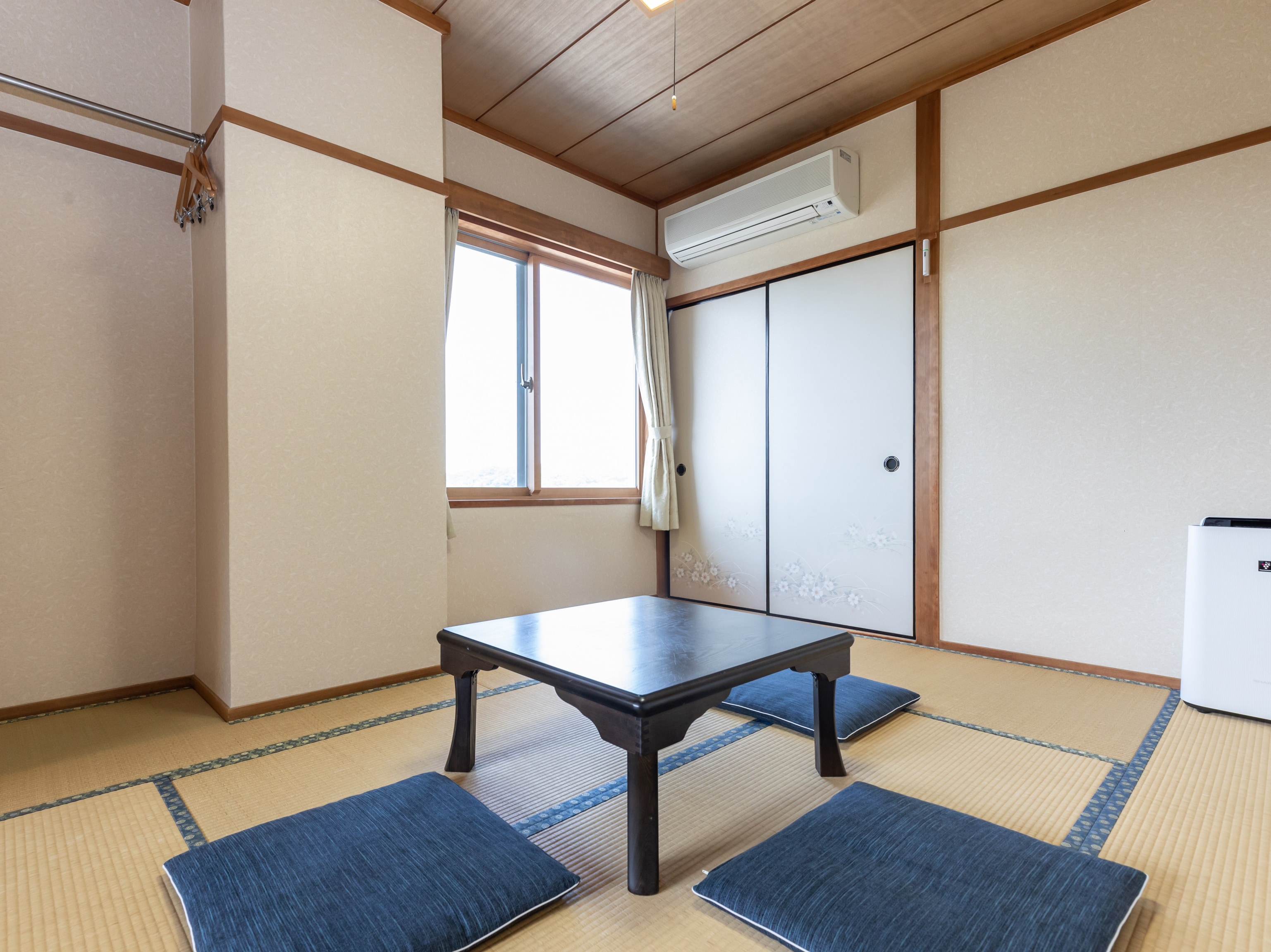 [Non-smoking] Japanese-style room for 1-3 people (with toilet and shared bathroom) 8 tatami mats
