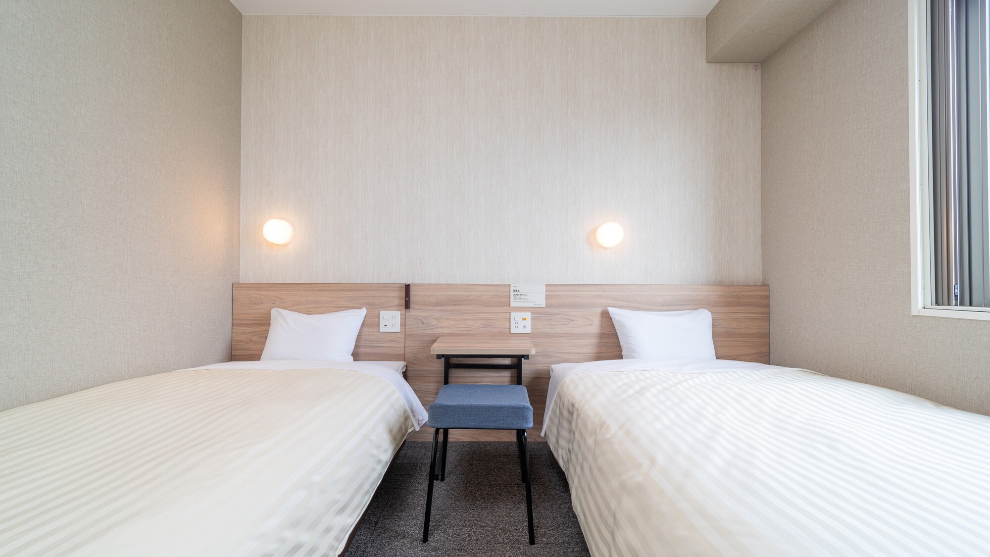 現有兩張90公分寬的床。