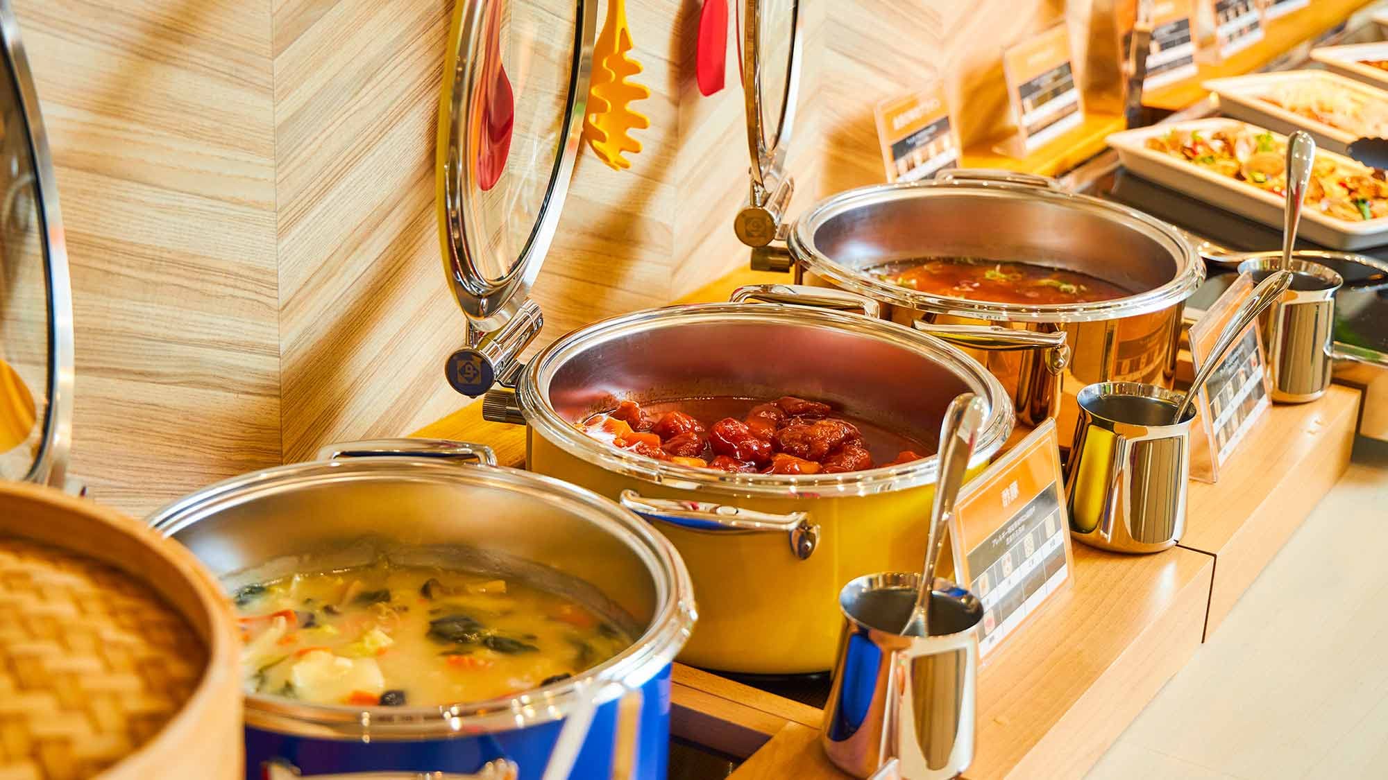 [Dinner] Dinner is served with a wide variety of menu items, so you can eat to your heart's content.