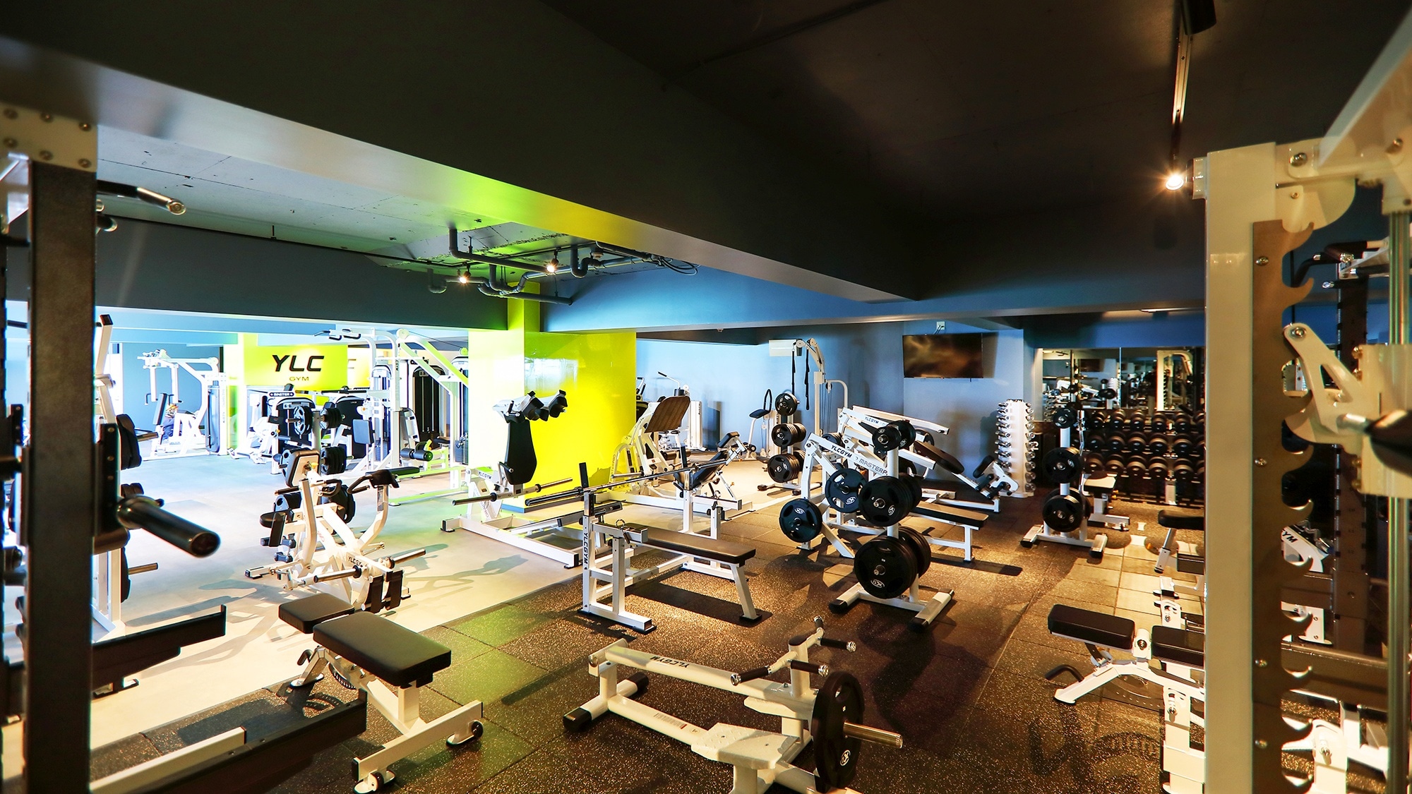* [Overall view of the gym facility] This is a gym where you can work up a sweat in a comfortable space.