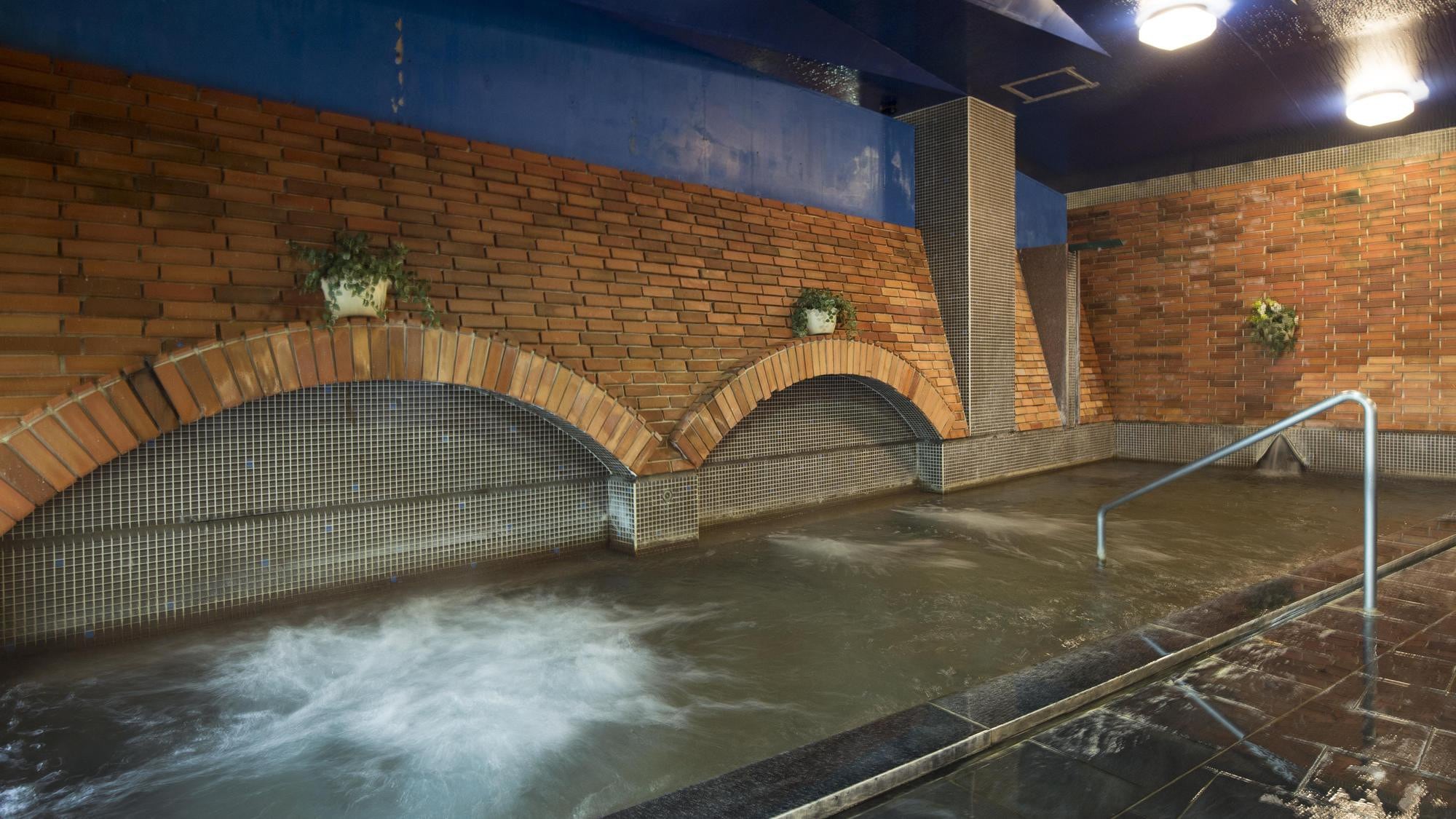 [Hot spring public bath] Opening hours: 6:00 to 10:00, 13:00 to 24:00. There are large indoor baths for men and women.