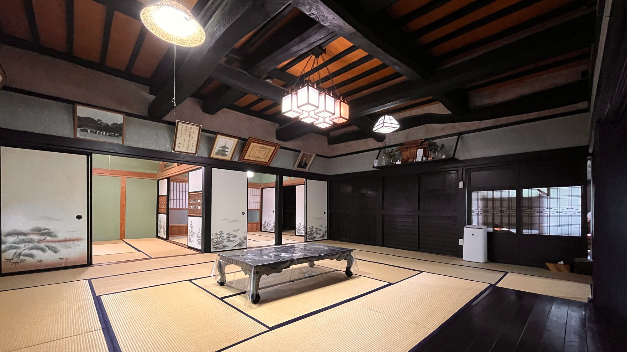 *[Traditional Japanese-style house building] The guest rooms are separated by sliding doors.