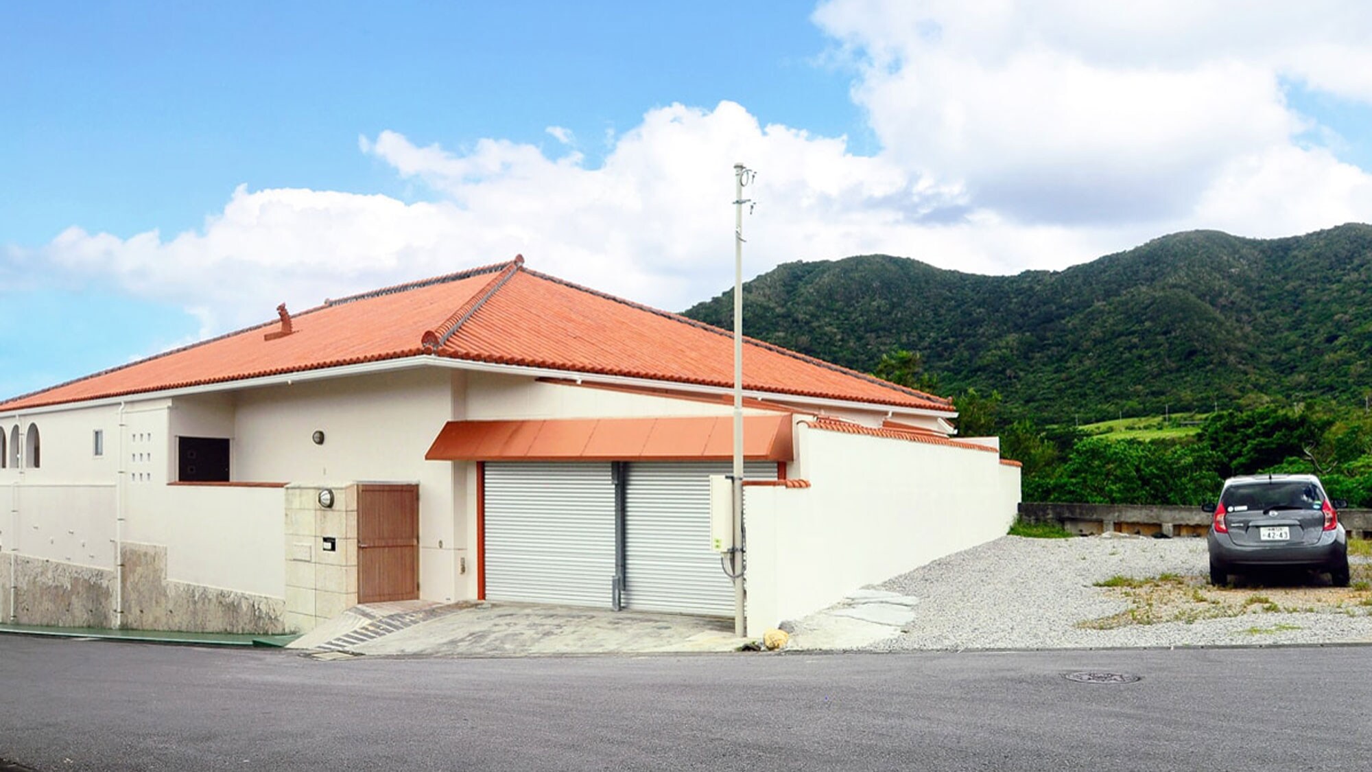 Shishimori [Parking] There is a parking space for two cars right next to the building.