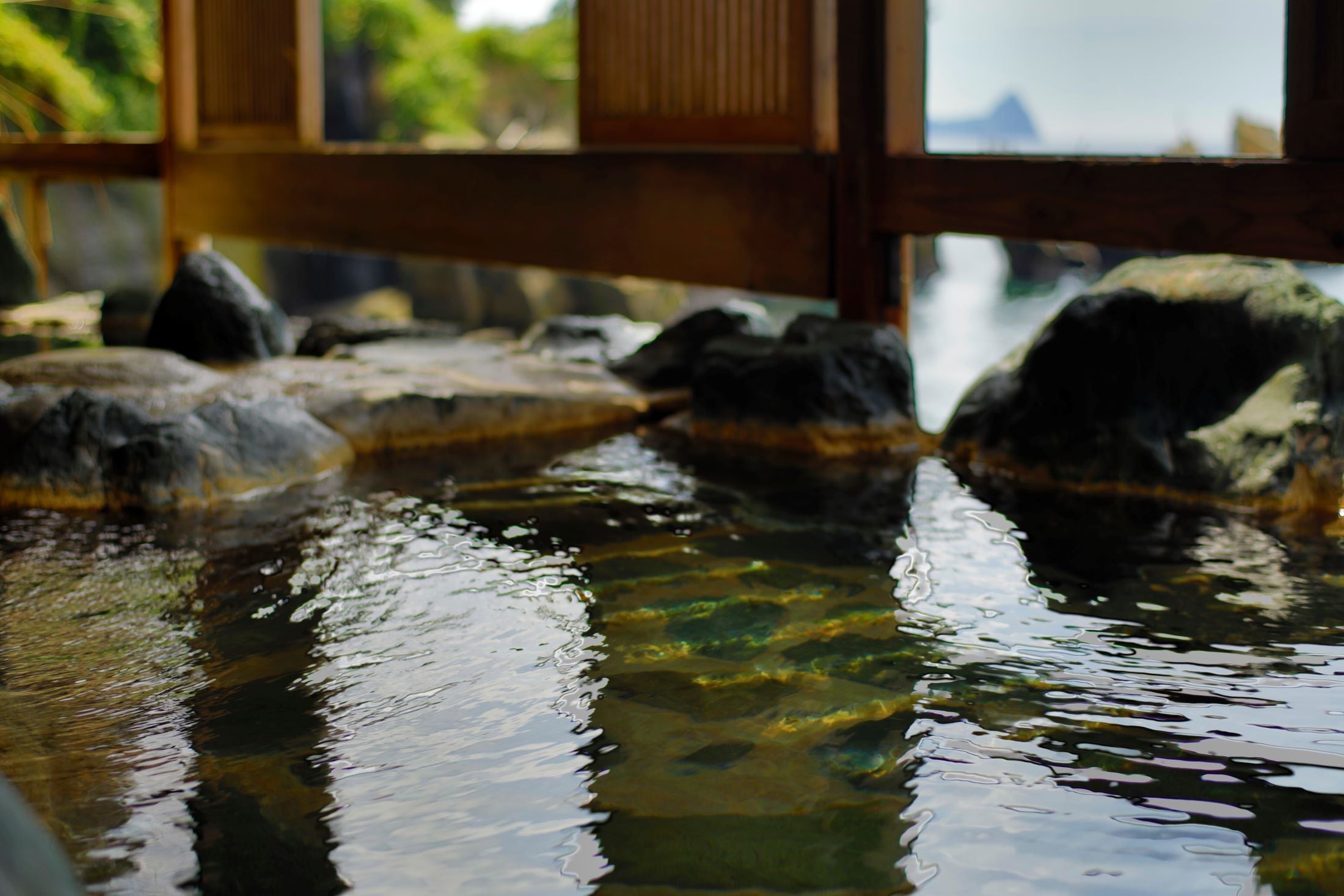 Open-air bath on the shore (women's bath) | We also have a bathing area available for female guests so that they can bathe without hesitation.