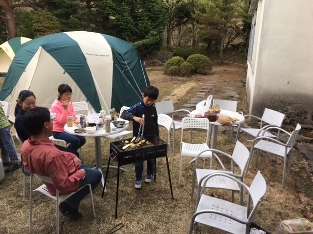 In addition to gas grills, there are also charcoal grills.