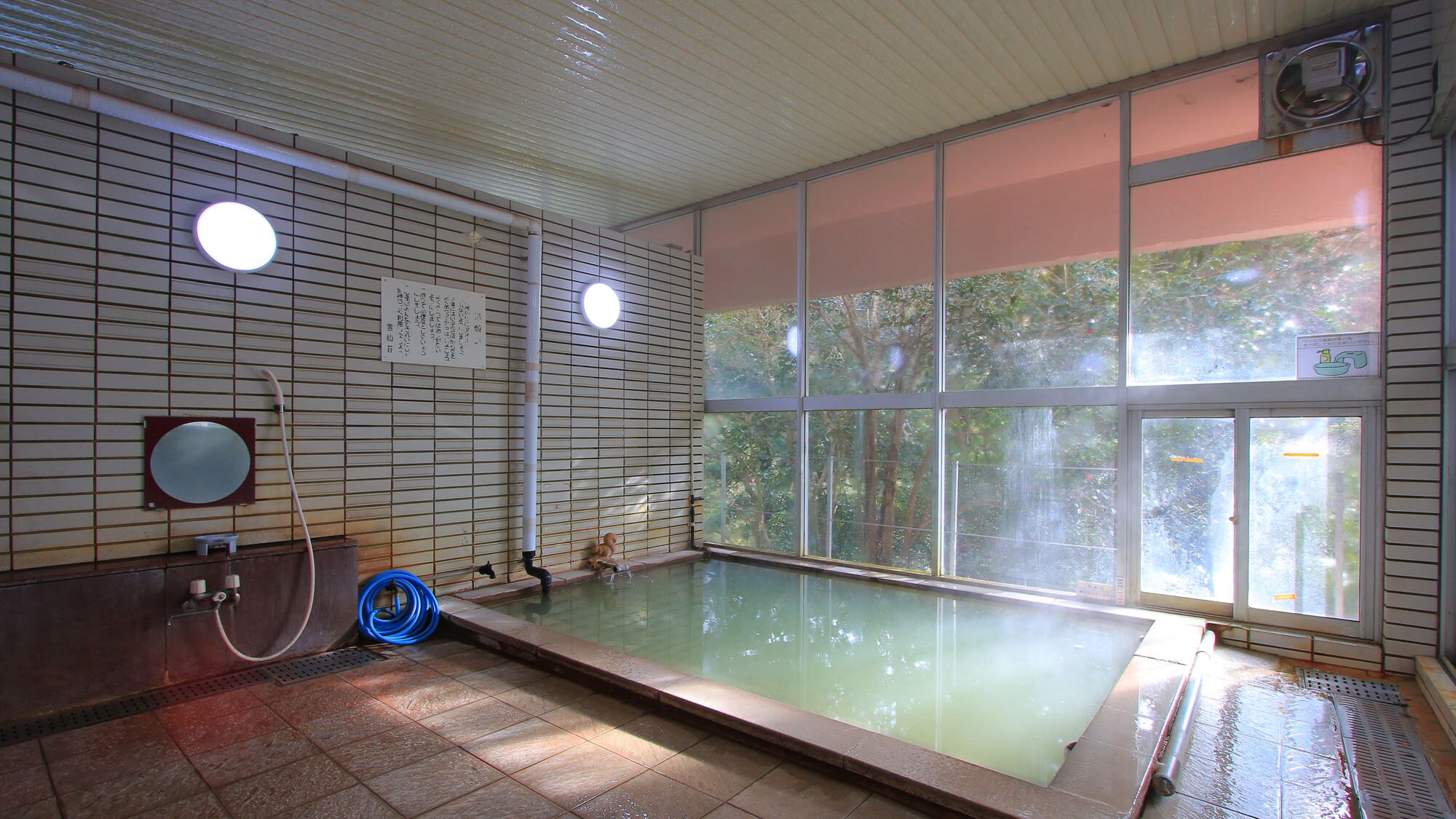 [Large public bath/women's bath] Enjoy the natural free-flowing hot springs of Unzen