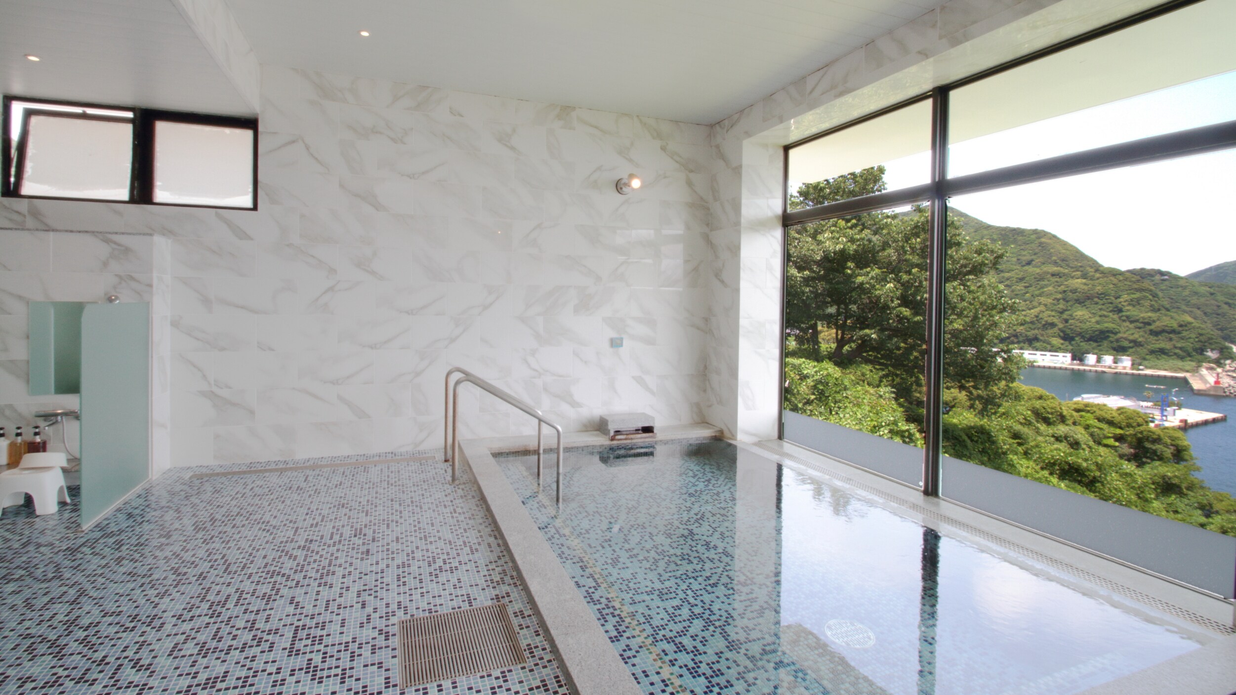 [Separate large bath: Men's bath] A spacious indoor bath and a clean washing area.