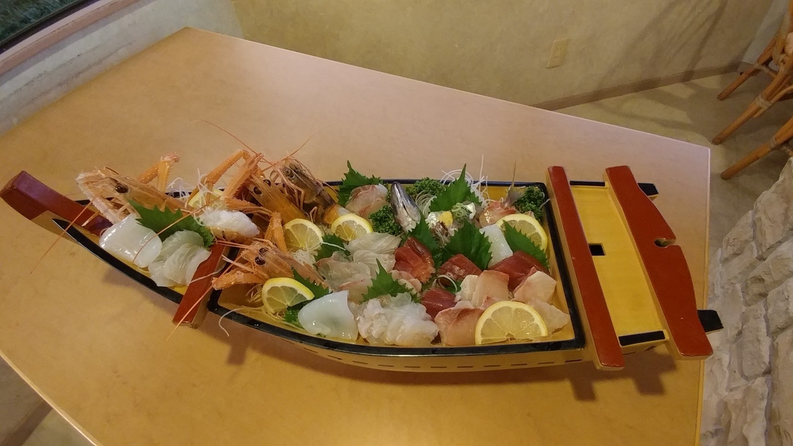 Example of a boat-shaped platter with scampi