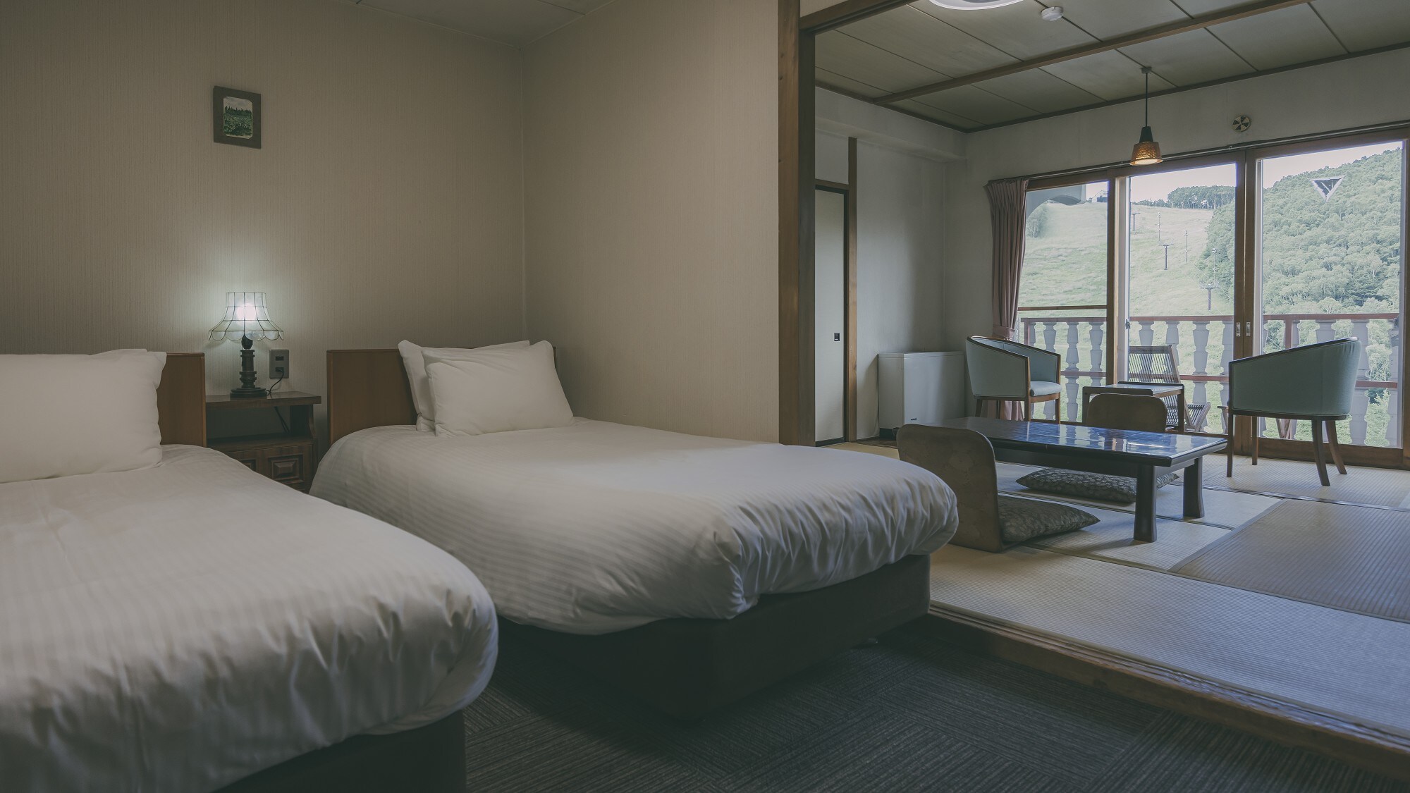 □ [Japanese-Western room] Slope view/top floor/with bath/30 square meters/~3 people