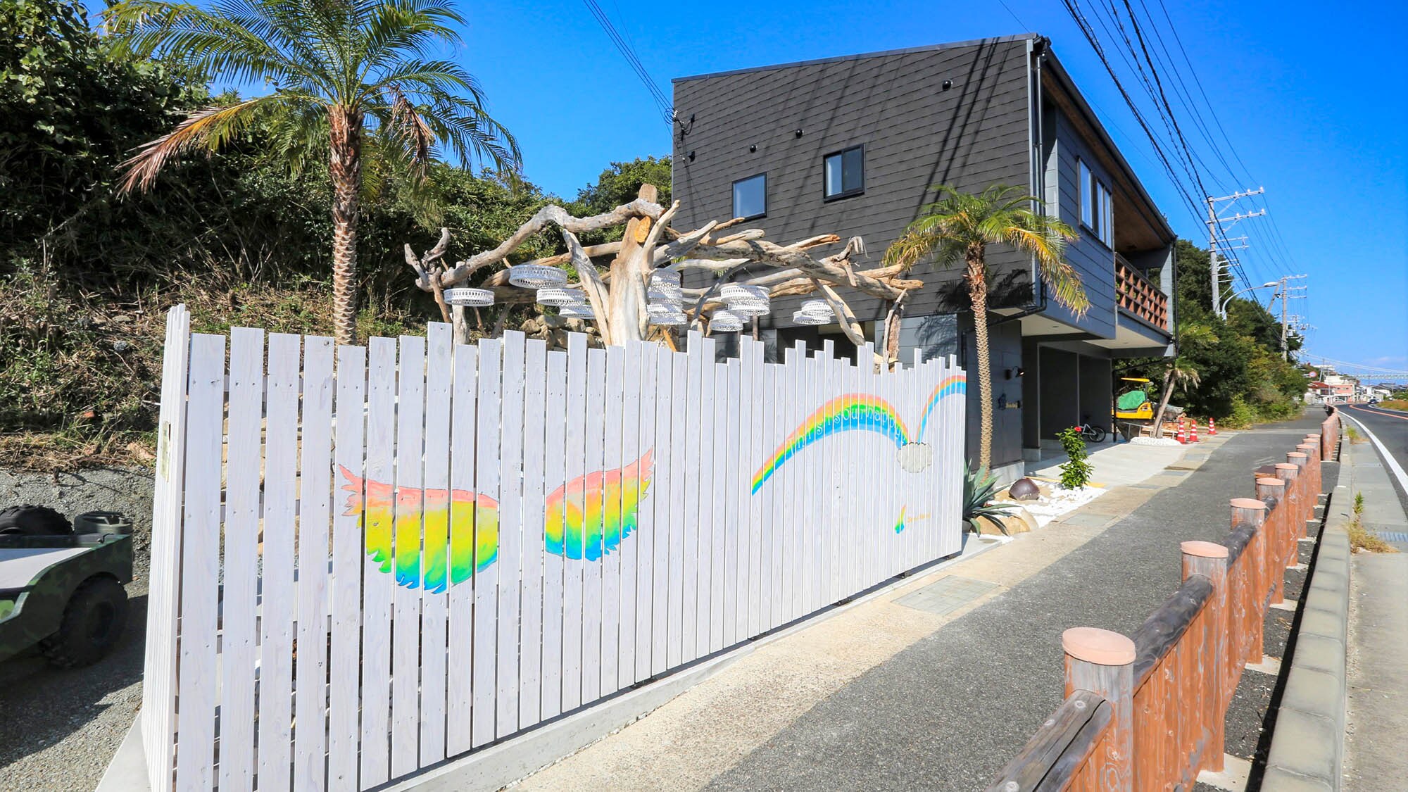 ・Exterior (daytime): Across the road you can see the ocean.