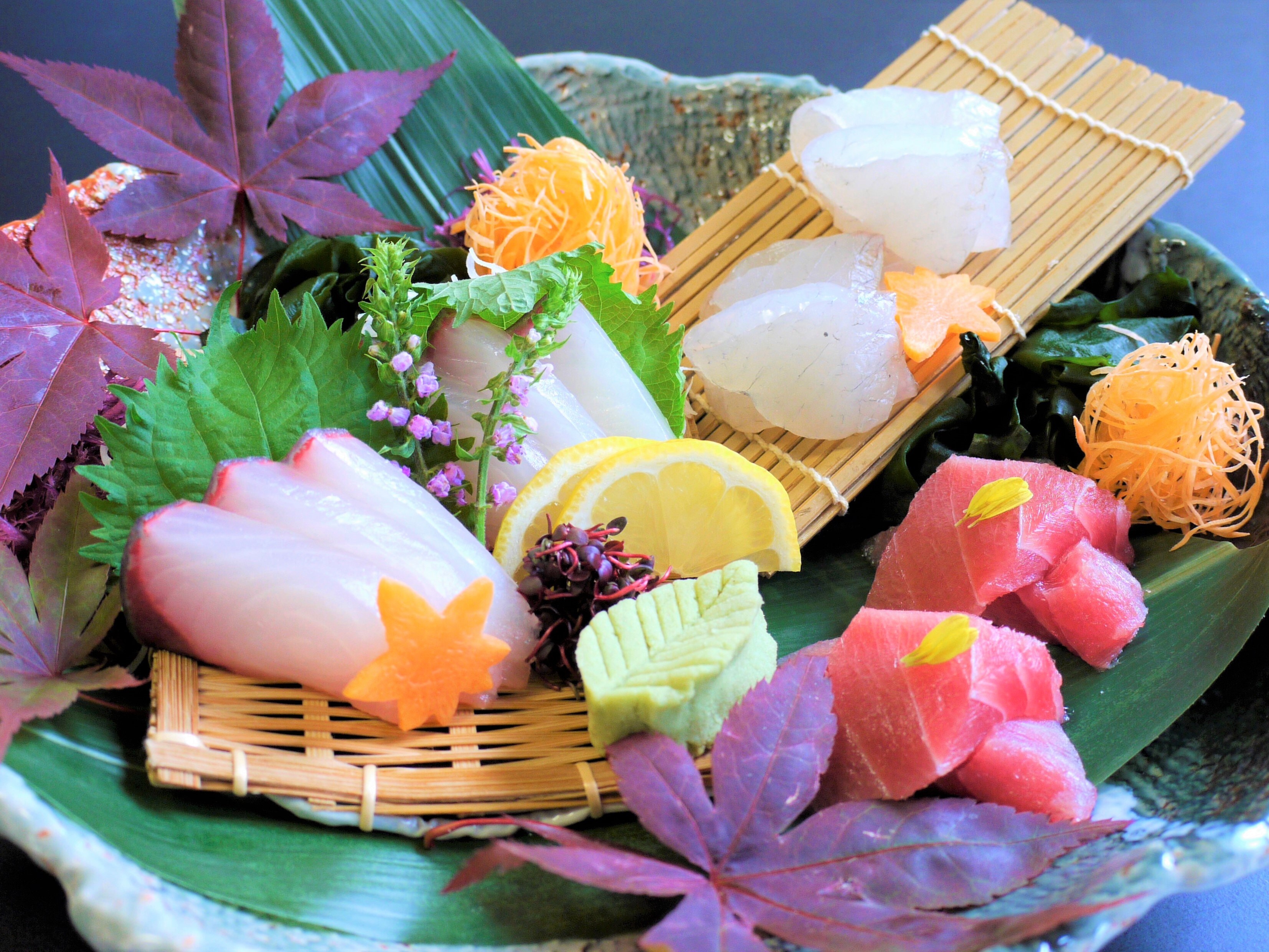 [Zuri] Bermacam-macam ikan segar musiman dari 3 jenis